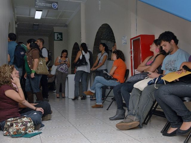 06diciembre2010 2:04pm CONAPE, San Pedro. Filas para distintos trmites. /Juliana Barquero