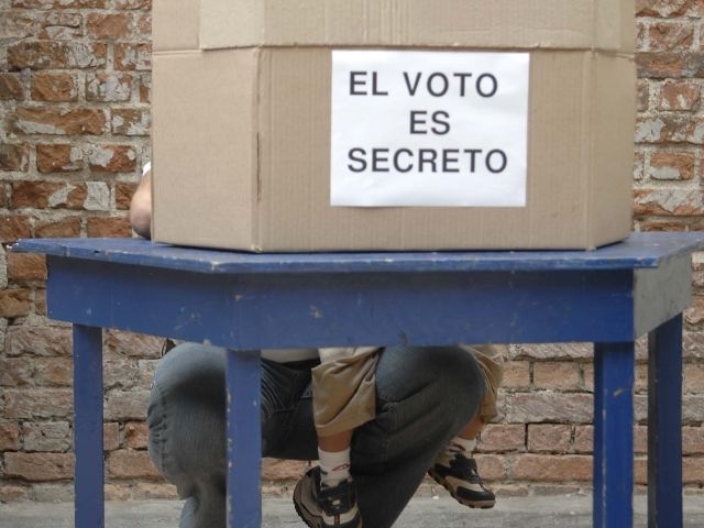 Los niños a veces acompañan a sus padres a sufragar. archivo