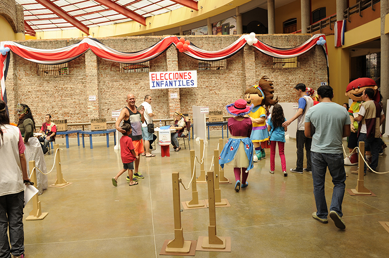 06_04_2014 Elecciones Infantiles de segunda ronda en el Museo de los niños. Periodista Sofia Akepsimidis. Foto Germán Fonseca. E la foto: