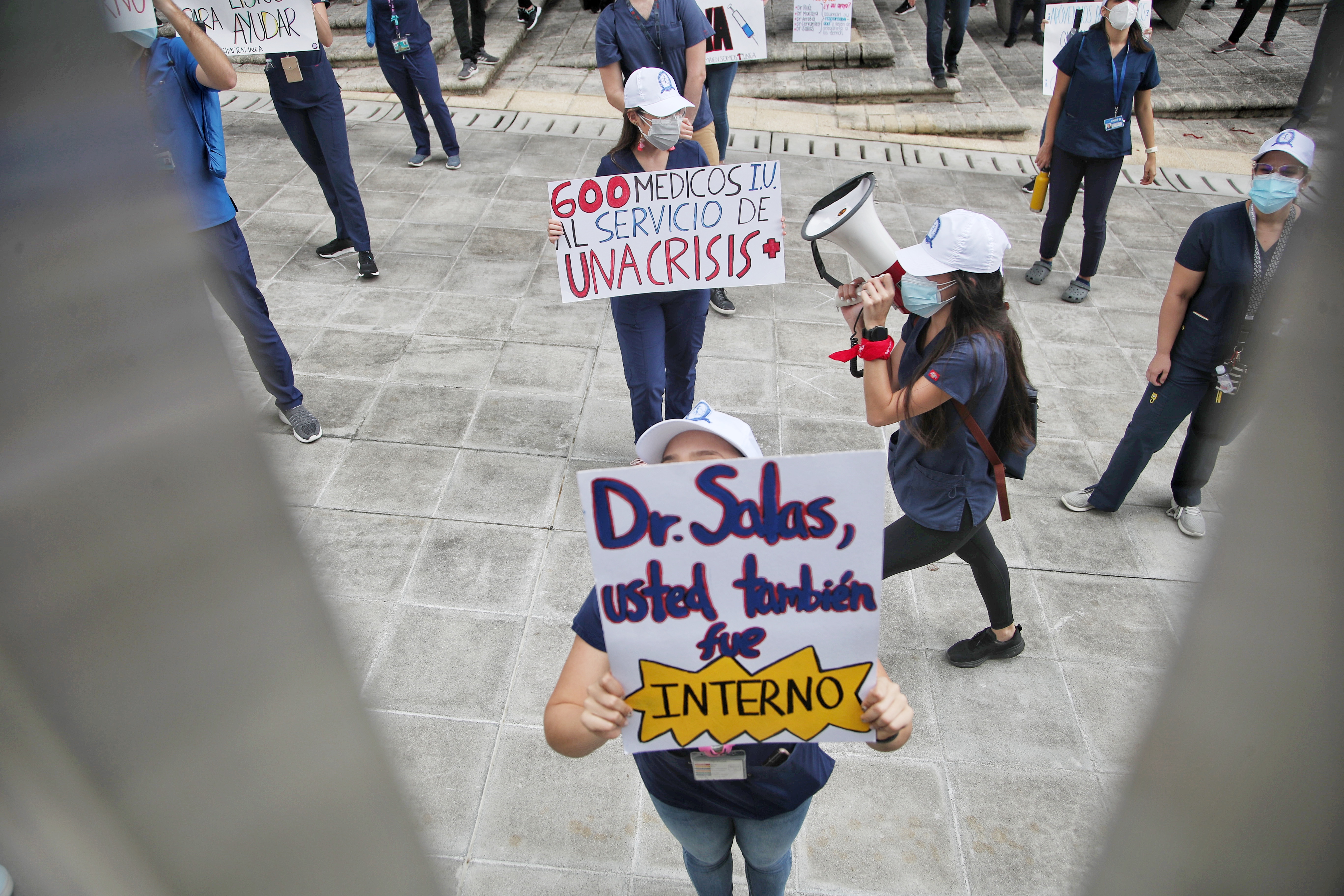 26/05/2021/Médicos internos se manifiestan frente a la Asamblea Legislativa / John Durán