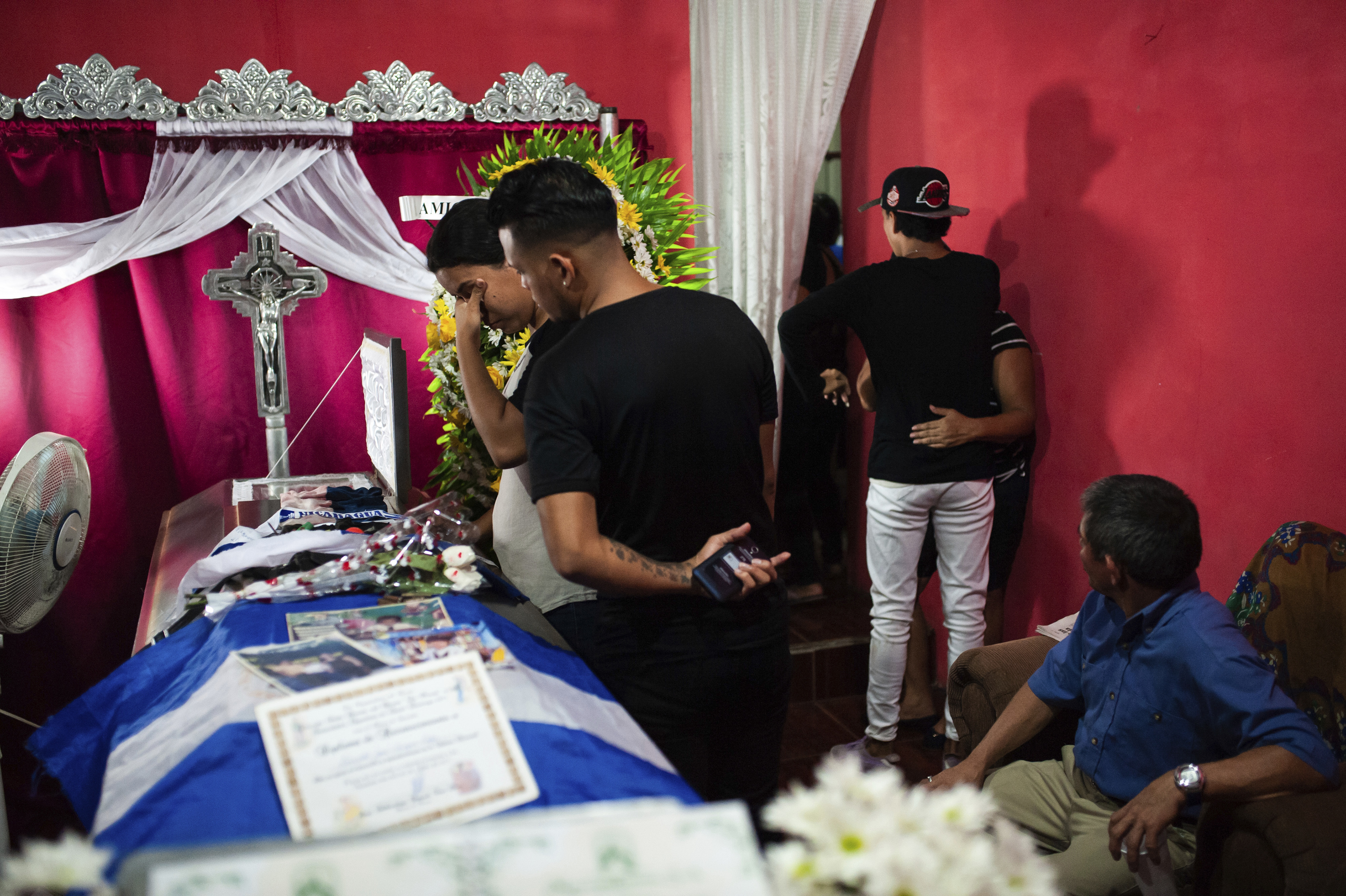 Familiares y compañeros asisten al funeral del estudiante universitario nicaragüense Gerald Vásquez, quien falleció durante un ataque de la Policía contra los alumnos de la Universidad Nacional Autónoma de Nicaragua (UNAN) en Managua. Foto: AP