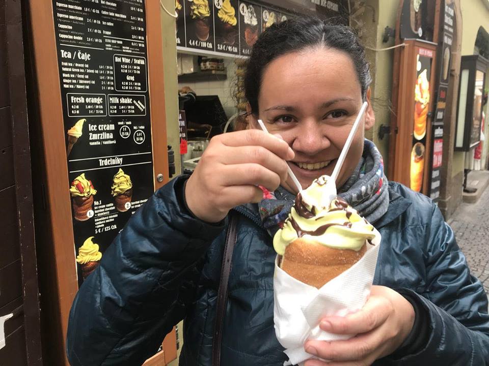 La chef Nancy Díaz Arias muestra un trdelník con helado de vainilla bañado con chocolate y avellanas. Fotografía: Jairo Villegas S.