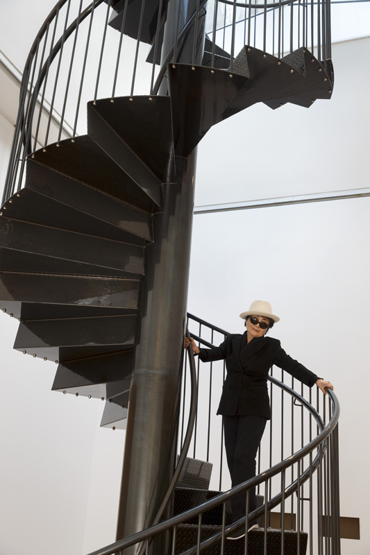 La artista en la exposición Yoko Ono: One Woman Show, 1960-1971 , en el Museo de Arte Moderno de Nueva York, donde se exhibieron, en seis pisos, sus primeros trabajos. The New York Times