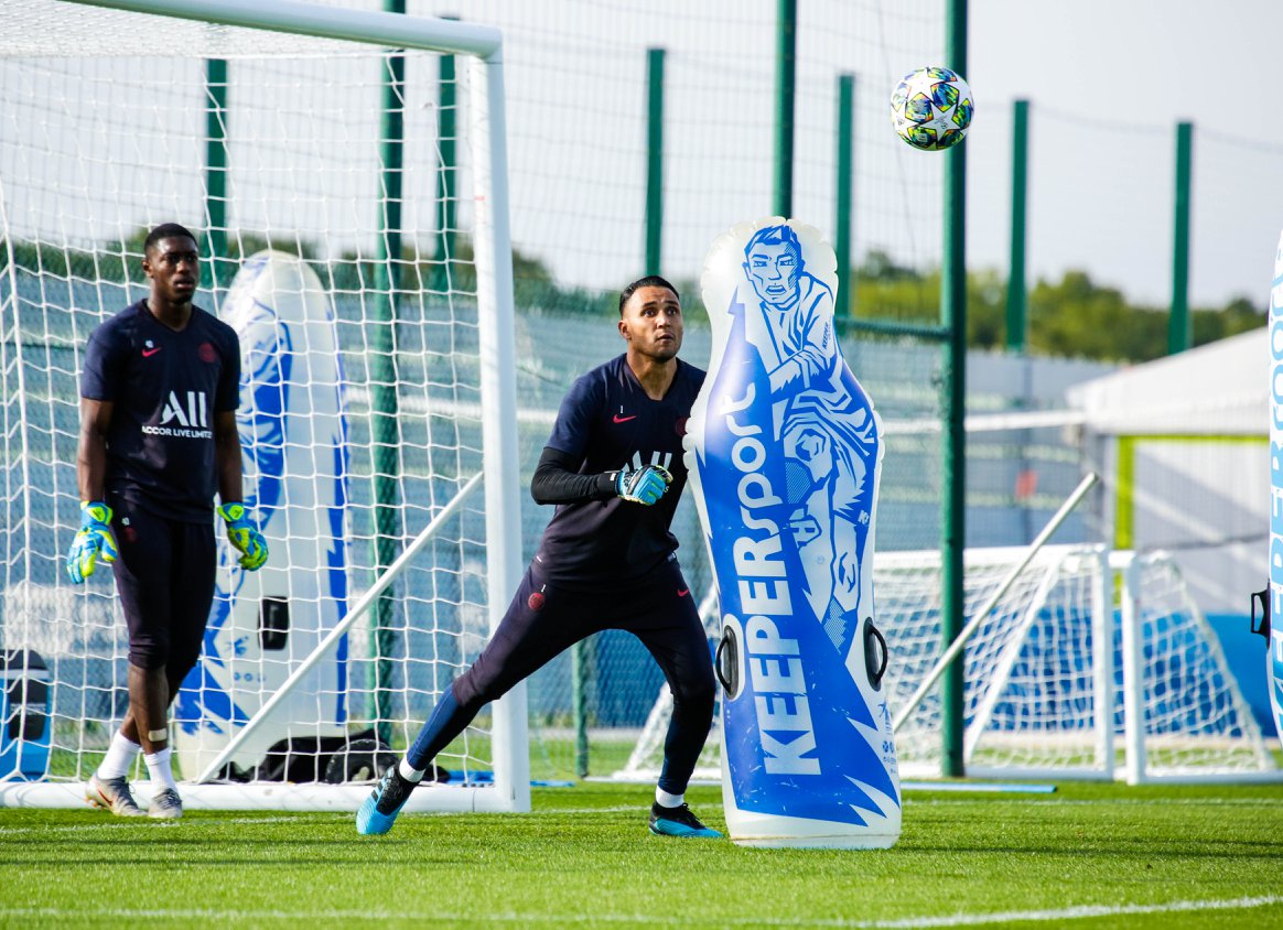 Keylor Navas práctica centros en un entrenamiento del PSG previo al duelo frente al Lyon del fin de semana. Fotografía: PSG