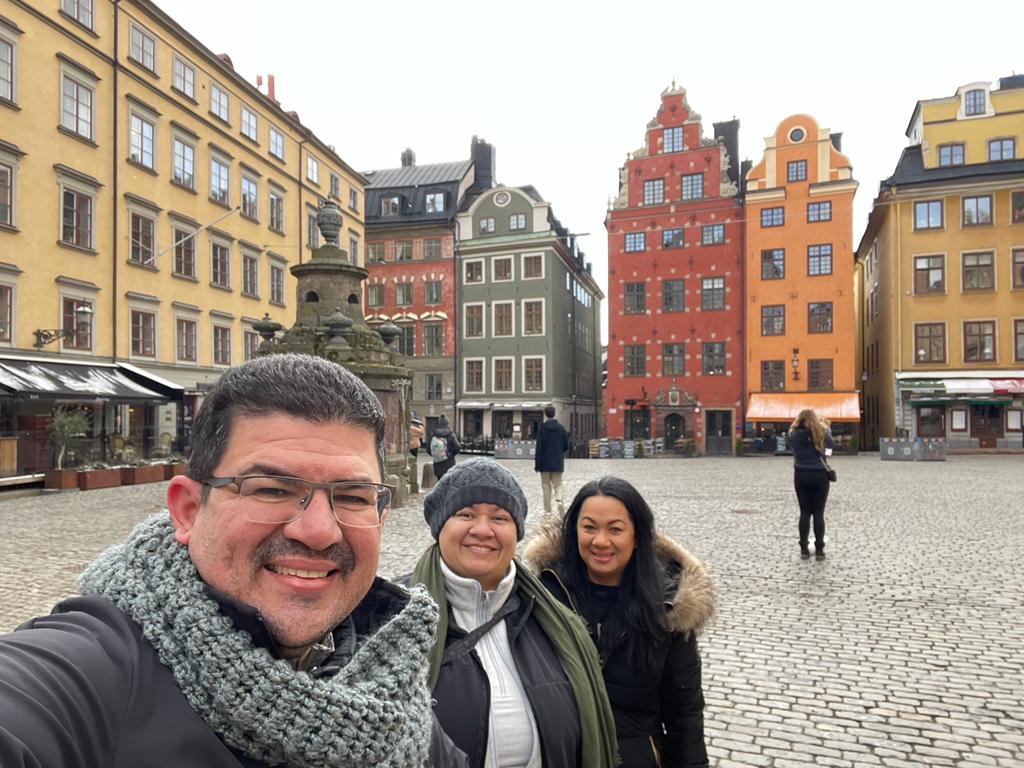 Vanessa Rodríguez (der.) vive en Estocolmo, Suecia. En la imagen Nancy Díaz y Jairo Villegas S.