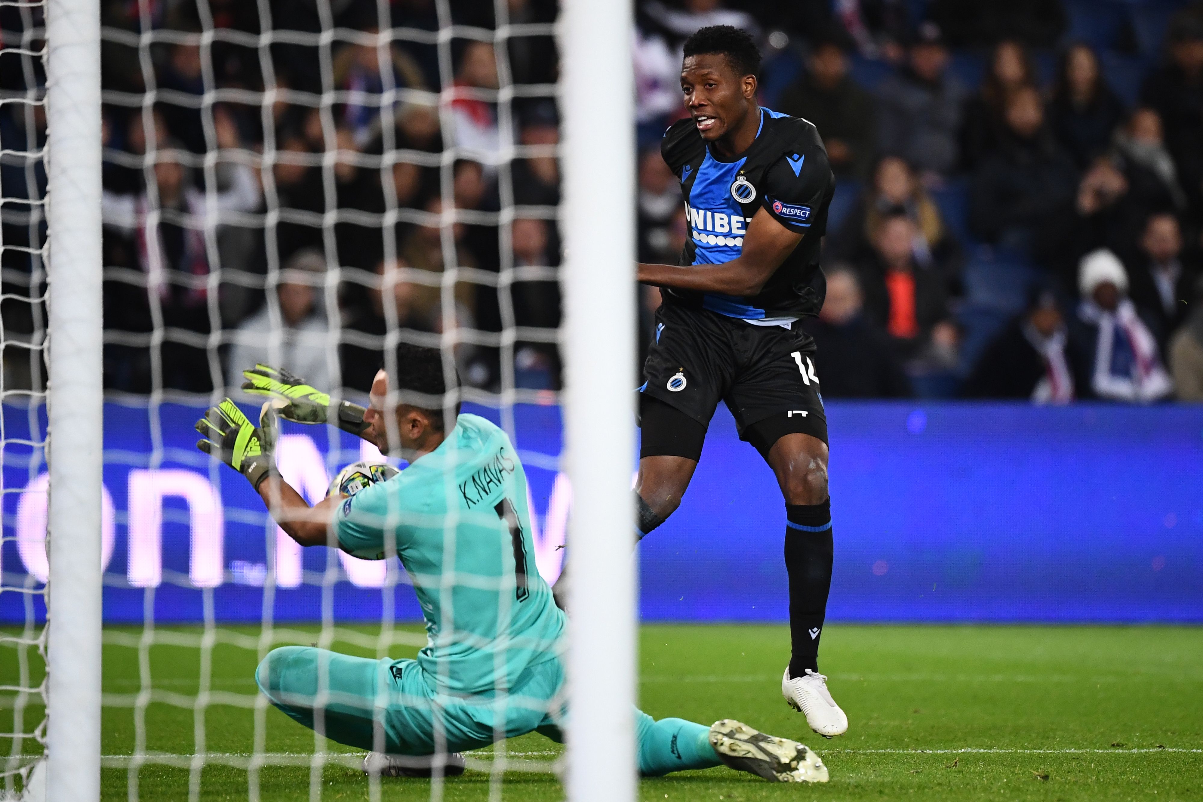 Club Brugge's Nigerian forward David Chidozie Okereke (R) kicks the ball in front of Paris Saint-Germain's Costa Rican Keylor Navas during the UEFA Champions League Group A football match between Paris Saint-Germain (PSG) and Club Brugge at the Parc des Princes stadium in Paris on November 6, 2019. (Photo by FRANCK FIFE / AFP)