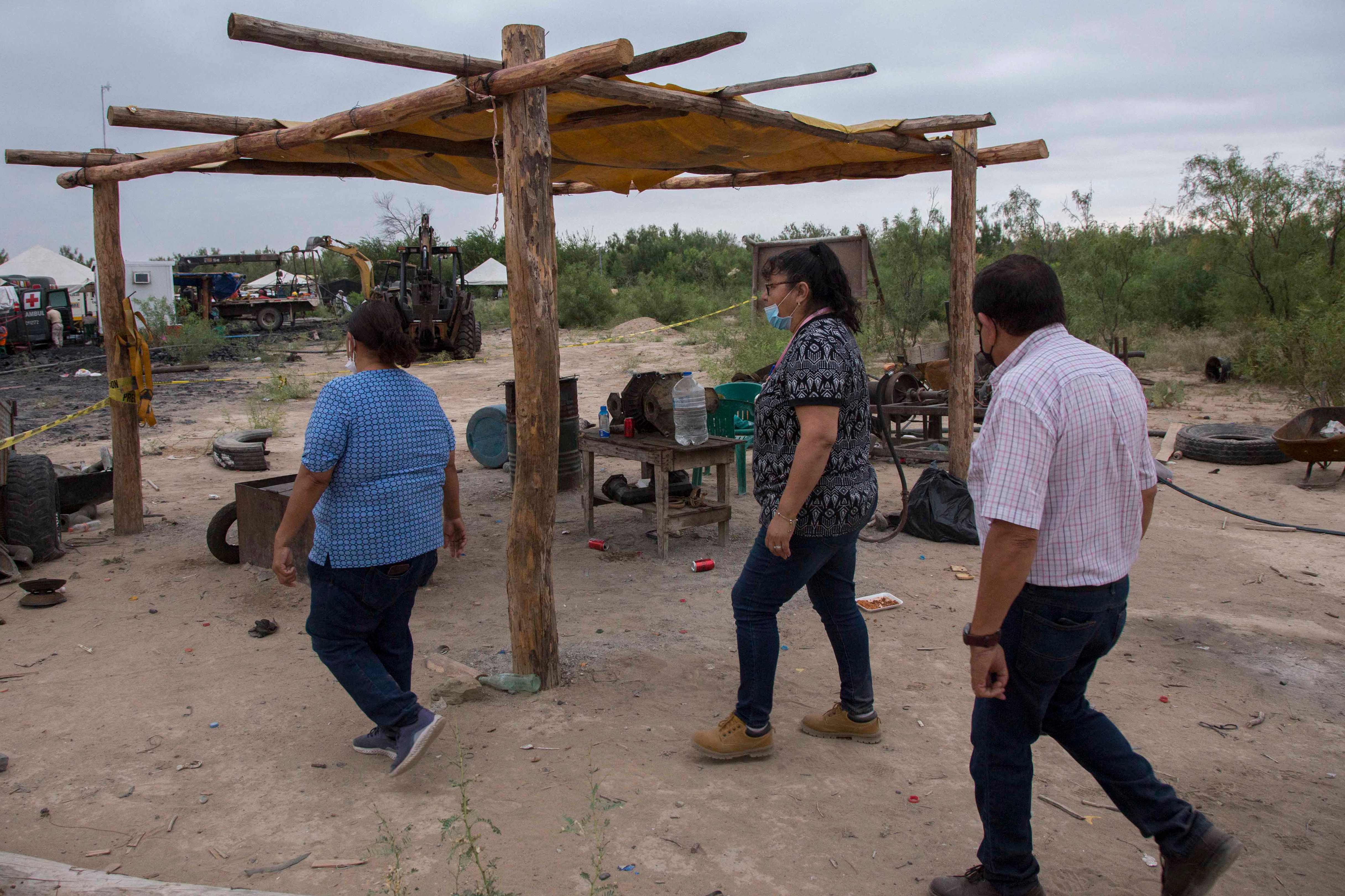 Relatives of miners are seen near the coal mine where ten miners are trapped after a collapse, in the area of Agujita, municipality of Sabinas, state of Coahuila, Mexico, August 5, 2022. - Rescuers raced Wednesday to free about 10 workers believed to be trapped in a coal mine in northern Mexico, while three others were found alive, authorities said. (Photo by Julio Cesar AGUILAR / AFP)
