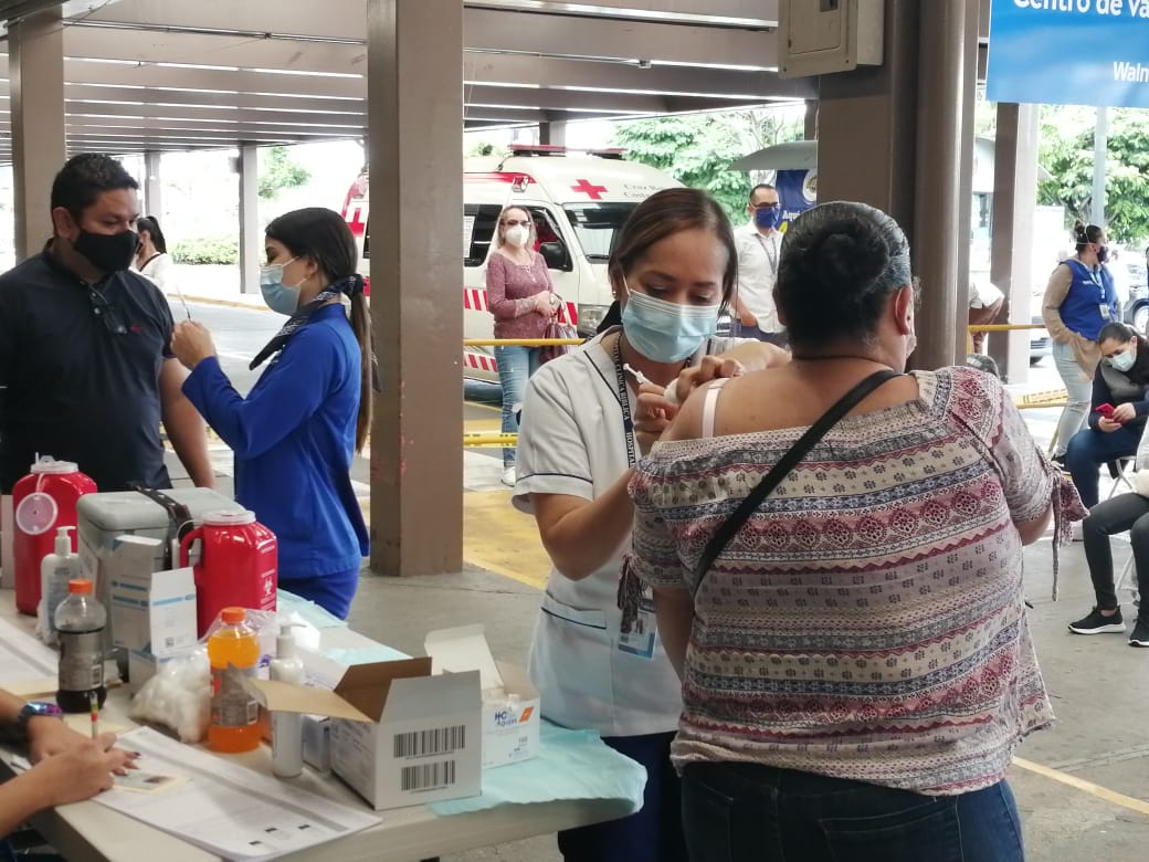 El adelanto de segundas dosis comenzó la semana pasada. Los especialistas indican que esta segunda inyección es vital para obtener la máxima protección posible contra el virus.
Fotografía: Walmart para LN