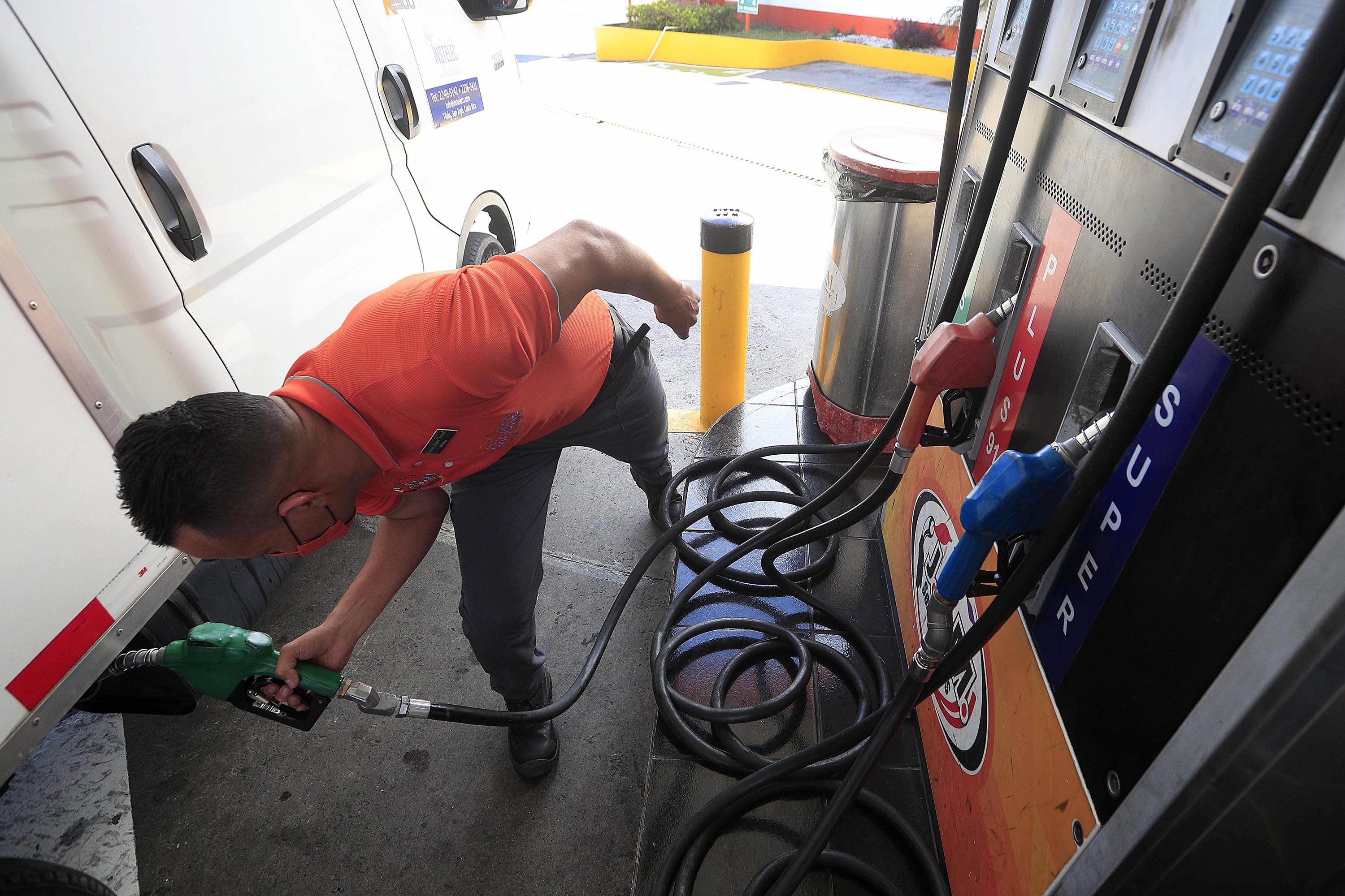 Las reservas monetarias sirven para hacer frente a choques externos, como un incremento en los combustibles, entre otros.