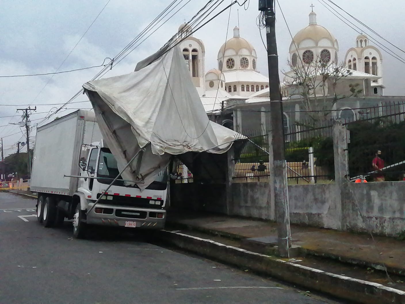 Torbellino causa estragos en Cartago. Foto suministrada por Keyna Calderón.