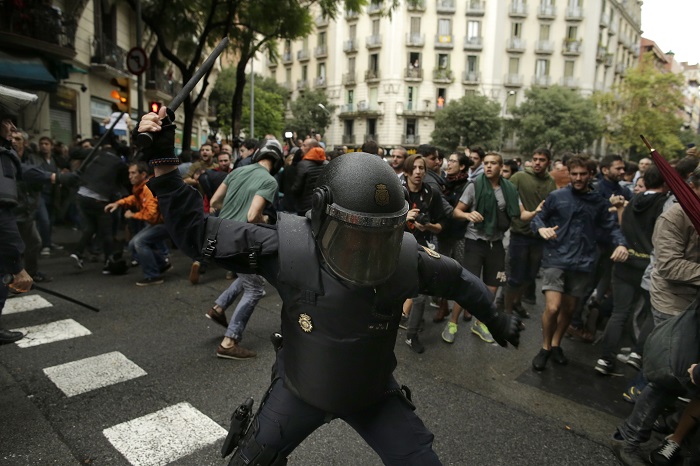 Al menos, 11 efectivos de la fuerza pública han resultado heridos en los disturbios.