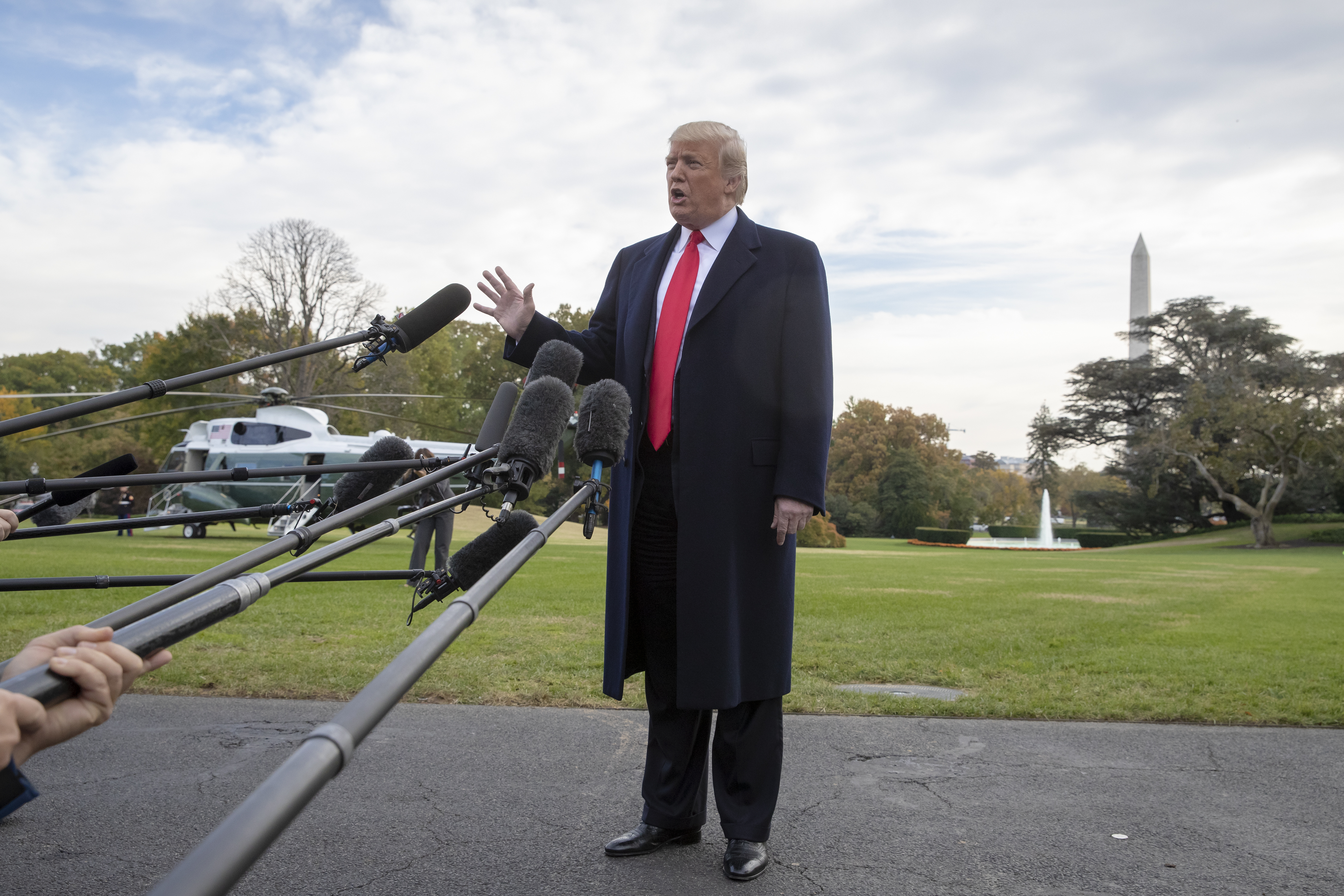 El presidente Donald Trump brinda una conferencia de prensa en el jardín sur de la Casa Blanca, el 31 de octubre del 2018. Foto: AP
