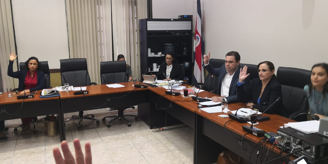 09/08/2019. Carlos Ricardo Benavides, proponente del proyecto, este viernes 9 de agosto en la comisión que estudió el proyecto de huelgas. A la izquierda, los diputados Yorleny León y Jorge Fonseca, del PLN. Foto: Cortesía PLN
