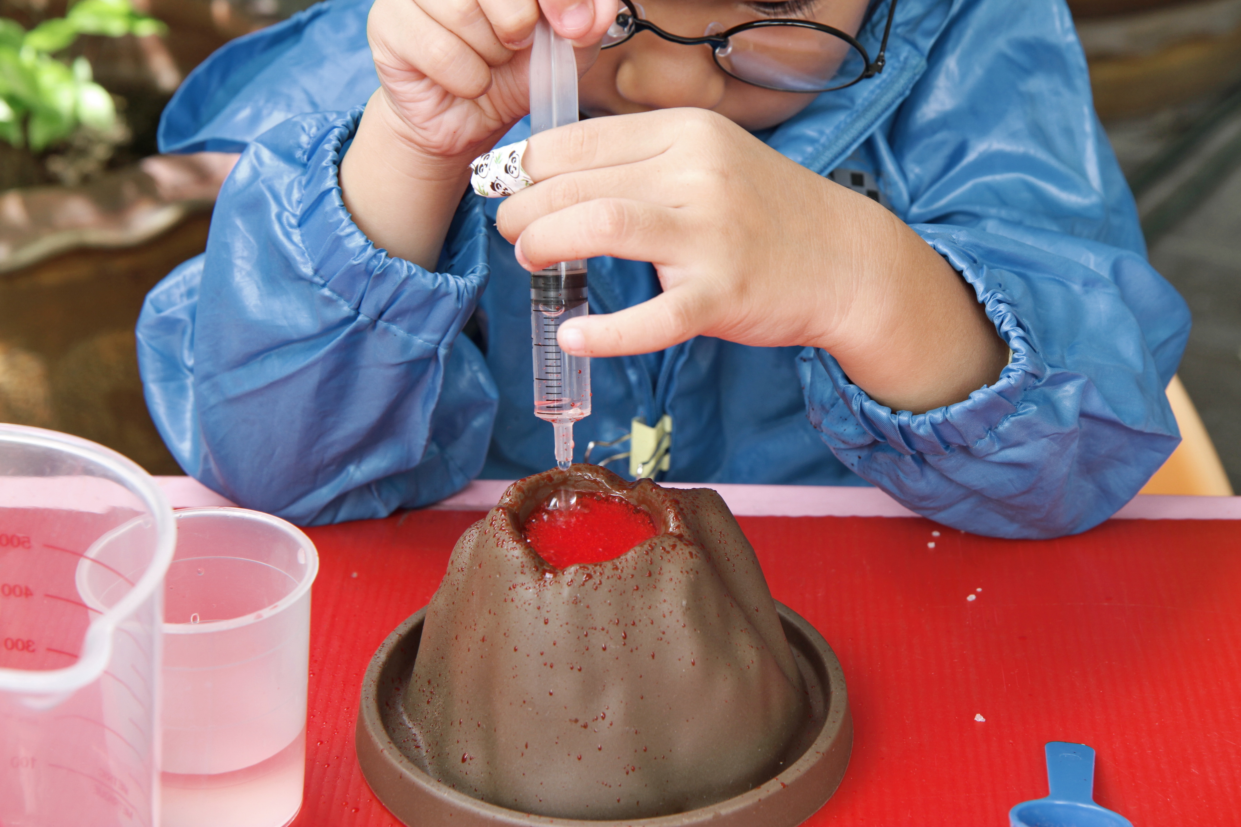 На нем делали эксперименты. С днем химика картинки ретро. Смешные эксперименты. На нем делали эксперименты. Эксперименты над женщинами.