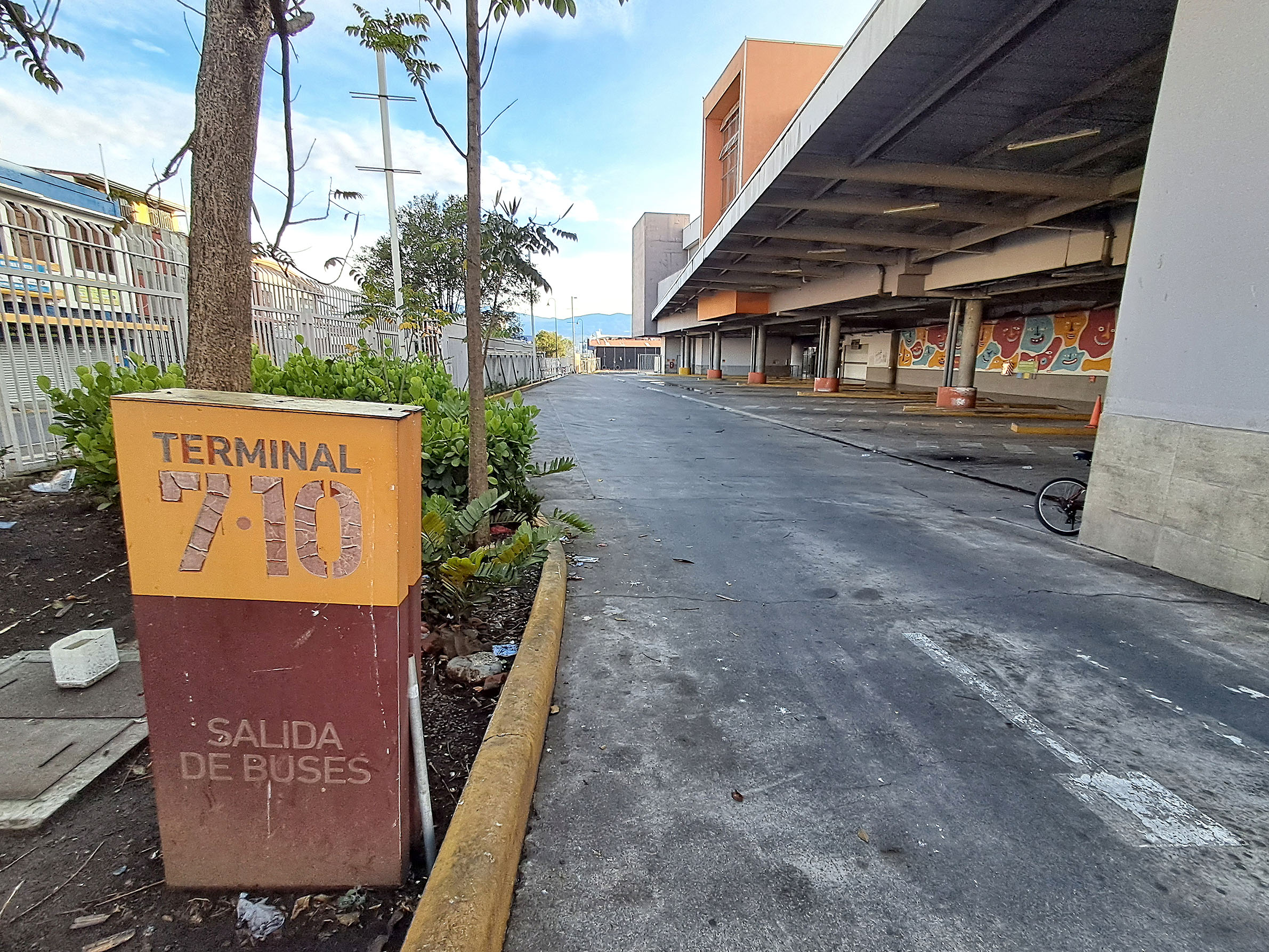 03 de mayo del 2025. San José. 07:00 hrs. Fotografías de las instalaciones de la Terminal 7 10 en San José que fue cerrada ante el translado de las paradas de autobuses a otro plantel. En la actualidad el edificio está siendo resguardado por oficiales de seguridad pero el acceso al público no está permitido. En la foto: Tomas generales de los alrededores de la terminal y fotos internas de las áreas en las que estuvo la estación de San Carlos, Nicaragua y Cóbano. Foto: Albert Marín.