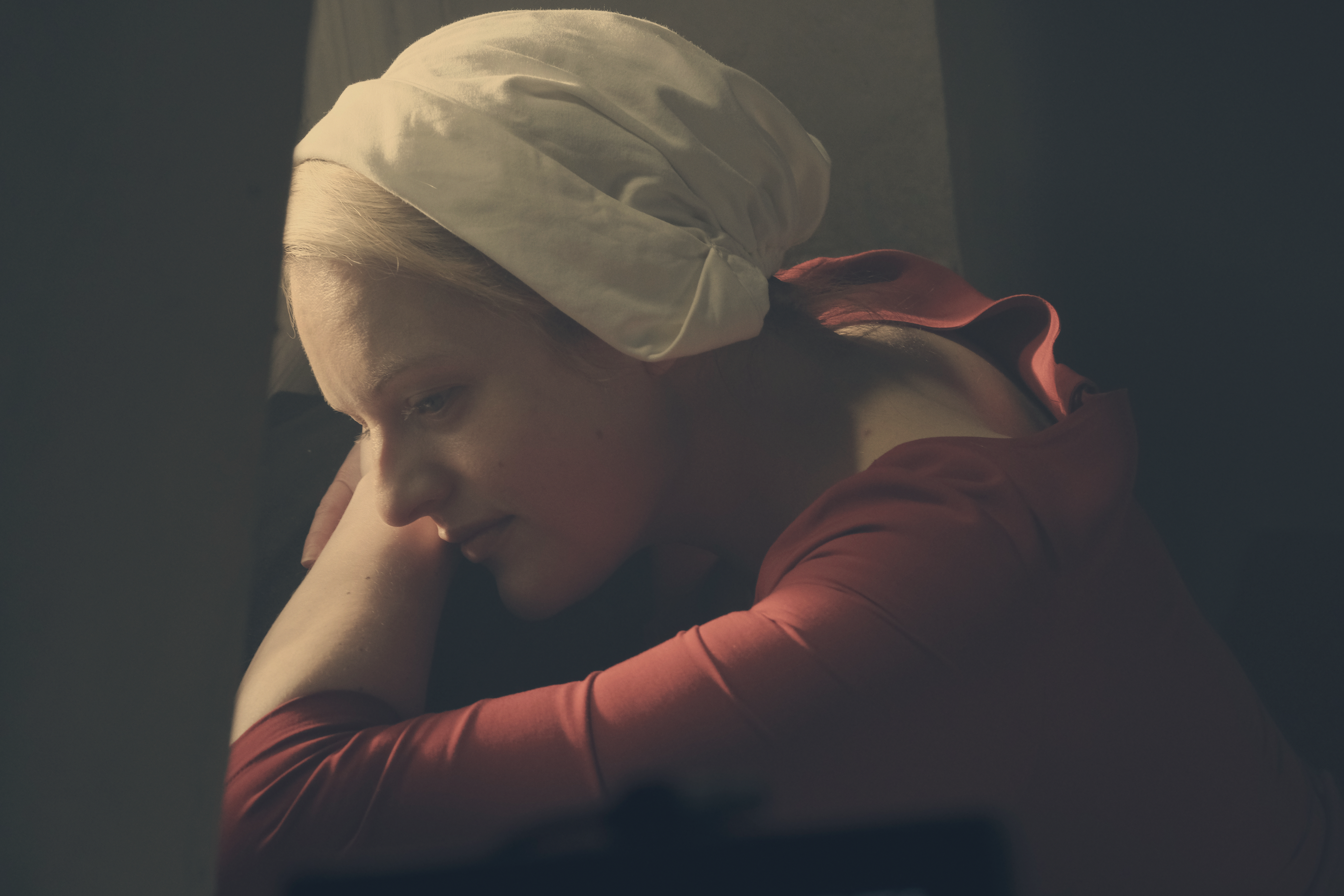 The Handmaid’s Tail. Paramount
Un movimiento que se hace llamar "hijos de Jacob" inicia una revolución y elimina la Constitución de los Estados Unidos para restaurar el orden. El nuevo régimen, la República de Gilead, es una sociedad totalitaria con una tasa de natalidad muy baja que se basa en un fundamentalismo religioso retorcido que trata a las mujeres como propiedad del estado.