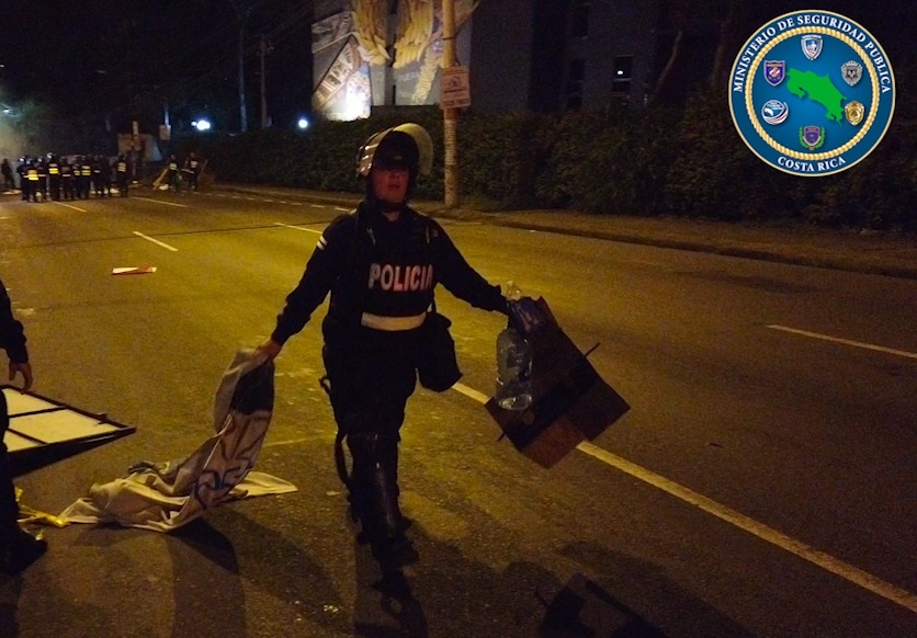 22/11/2019 Levantan bloqueo en las afueras de la UCR. Foto: MSP.