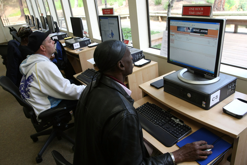 Dos personas buscan empleo en un centro de contacto en California. | AFP