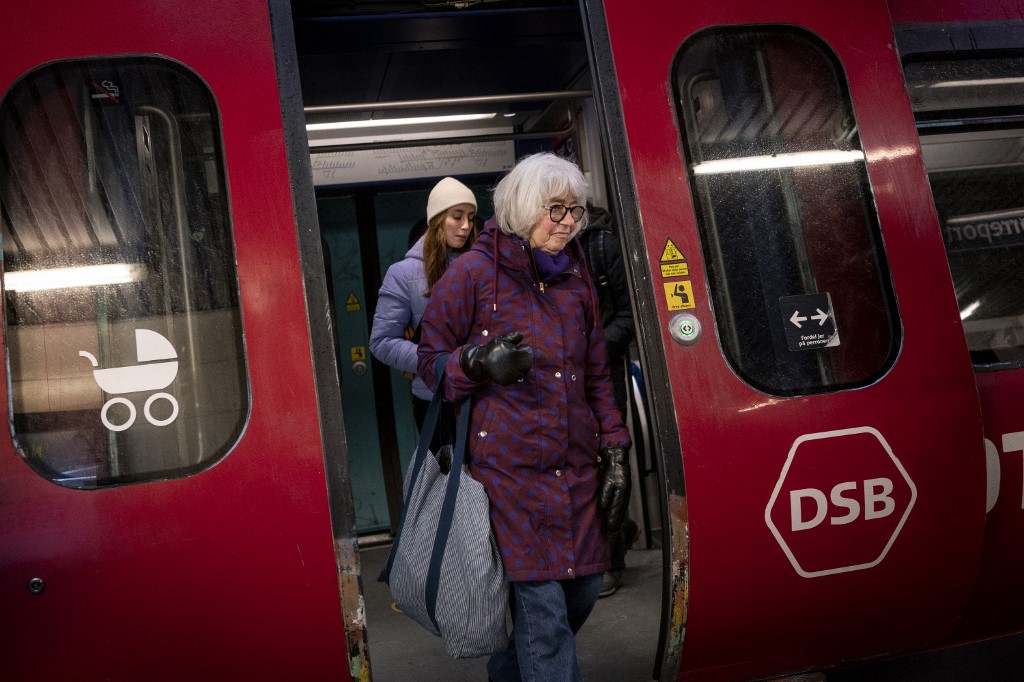 Commuters are seen at the Noerreport metrostation in Copenhagen on February 1, 2022, as Denmark becomes the first EU country to lift coronavirus restrictions despite record case numbers, citing its high vaccination rates and the lesser severity of Omicron variant. - February 1, 2022 de facto lifts all domestic restrictions, including the use of a vaccine pass, mask-wearing and early closings for bars and restaurants. Some border measures will remain in place for another four weeks, including tests and/or quarantine depending on travellers' immunity status. (Photo by Liselotte Sabroe / Ritzau Scanpix / AFP) / Denmark OUT