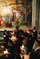 Fieles en la Iglesia del Santo Sepulcro, en Jerusalén. En este sitio están las últimas cinco estaciones de las catorce del Viacrucis.