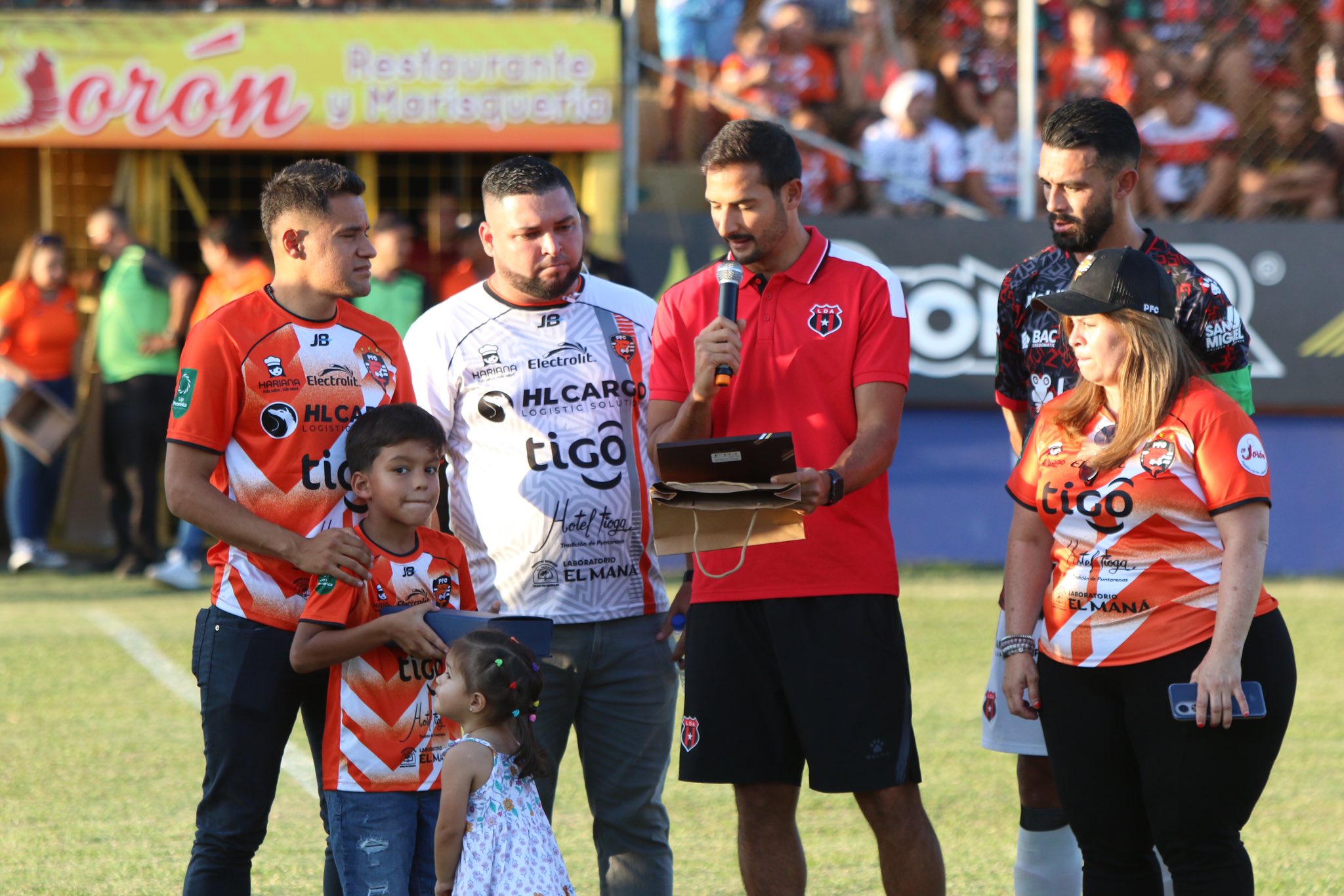 Róger Rojas recibió un homenaje por parte de Puntarenas FC y Alajuelense en el Lito Pérez. Fue el dedicado del juego.