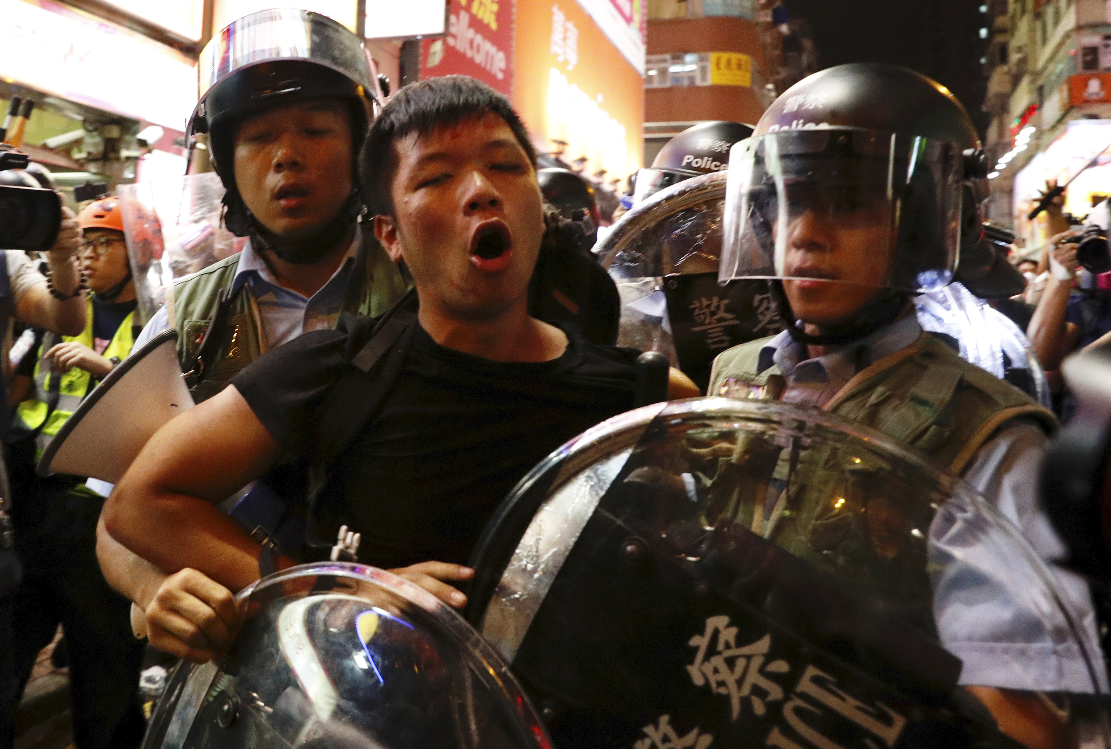 Los oficiales de la Policía se llevan a un manifestante, en Hong Kong, el domingo 7 de julio del 2019. Foto: AFP