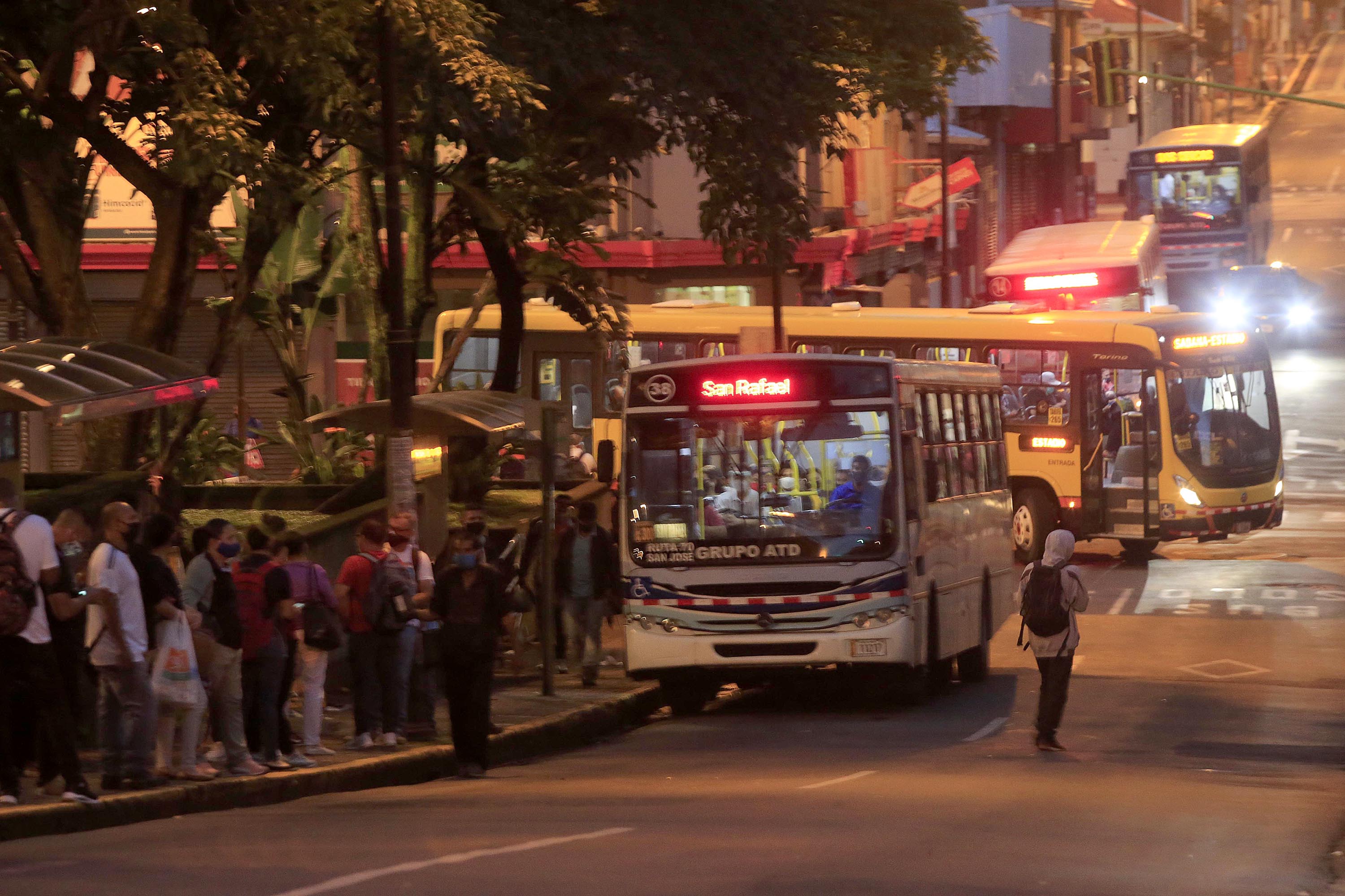 28/07/2020 San José. Gente en las paradas de Desamparados, en avenida 6, casi todos usando mascarilla o careta para evitar cantagiarse del nuevo coronavirus que produce la covid-19, en el centro de la capital. La mayoría, cuando regresaba a casa luego de su jornada laboral, cerca de las 6 de la tarde. Foto: Rafael Pacheco