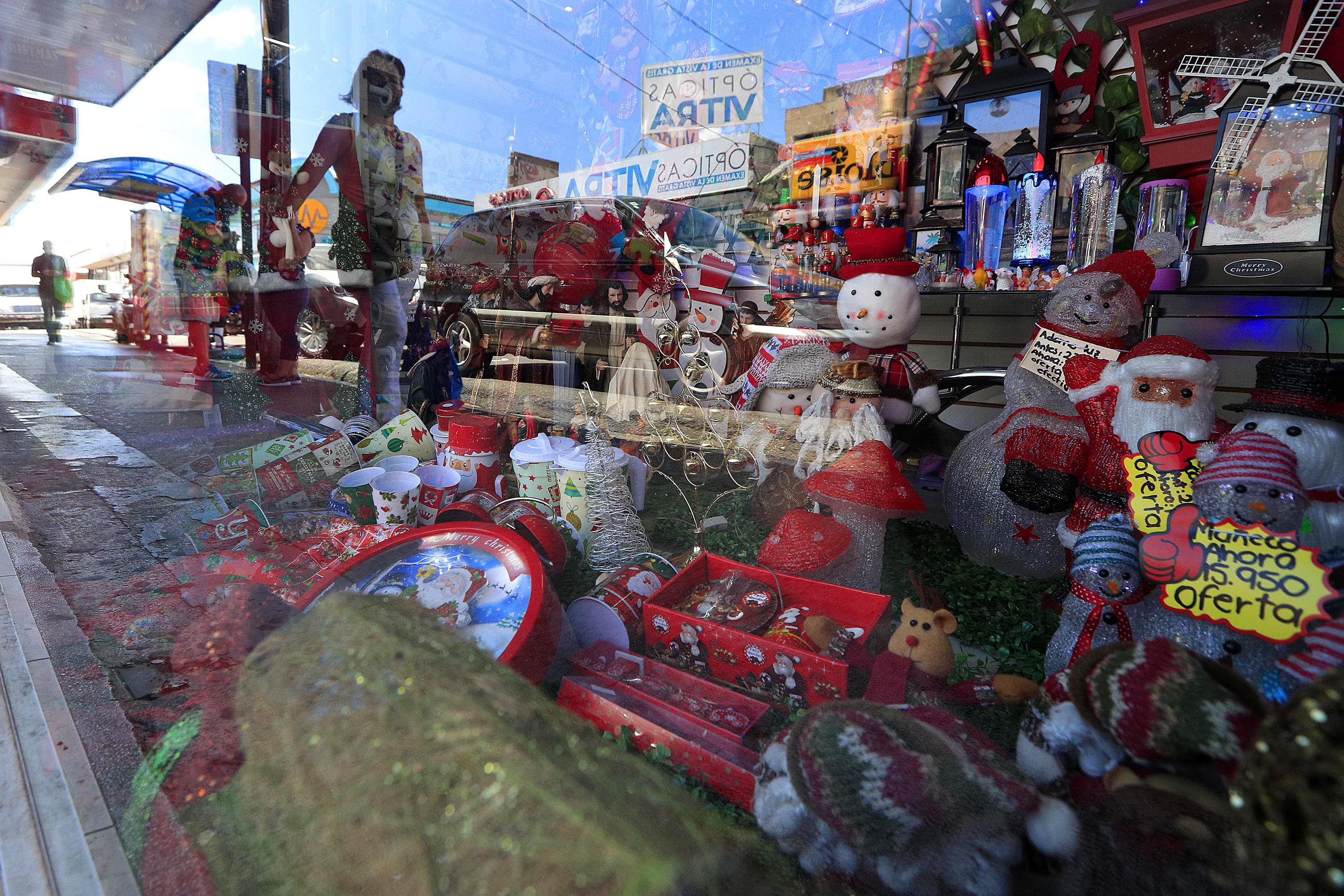 Los negocios ya están en ambiente y con ventas navideñas, estrategia que se frotalecerá con el denominado "noviembre negro". El sector comercial tiene buenas expectativas, pese a los problemas con el transporte maritimo internacional.