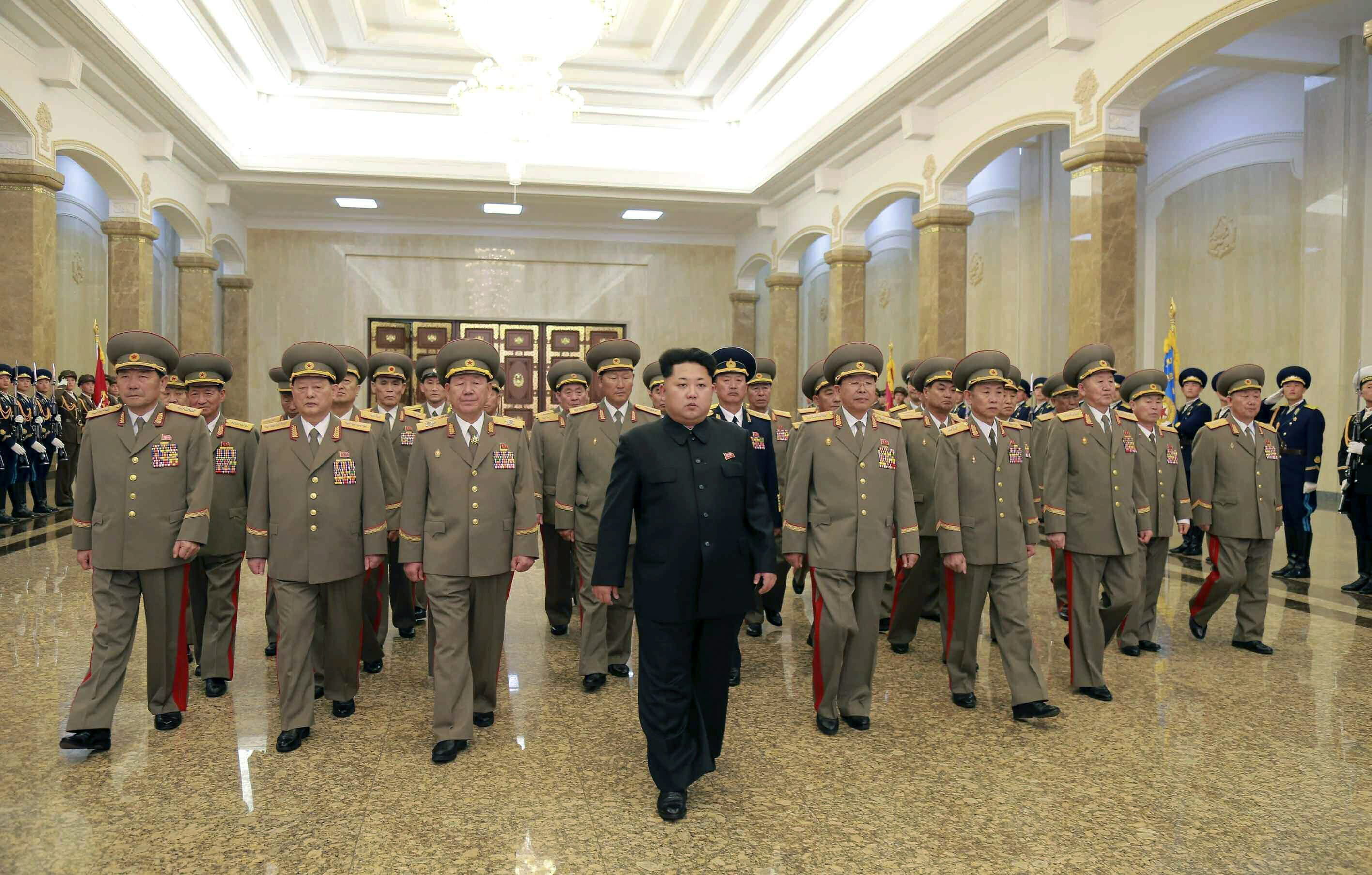 PI02 PIONYANG (COREA DEL NORTE) 21/08/2015.- Fotografía de archivo tomada el 15 de abril de 2015 que muestra al líder de Corea del Norte, Kim Jong-un (centro), a su llegada al Palacio del Sol en Pionyang (Corea del Norte). Kim Jong-un ordenó hoy, 21 de agosto de 2015, a las tropas norcoreanas situadas en primera línea en la frontera con el Sur que permanezcan listas para el combate tras declarar un "cuasi estado de guerra" con su vecino. EFE/Kcna PROHIBIDO SU USO EN COREA DEL SUR/NO VENTAS
