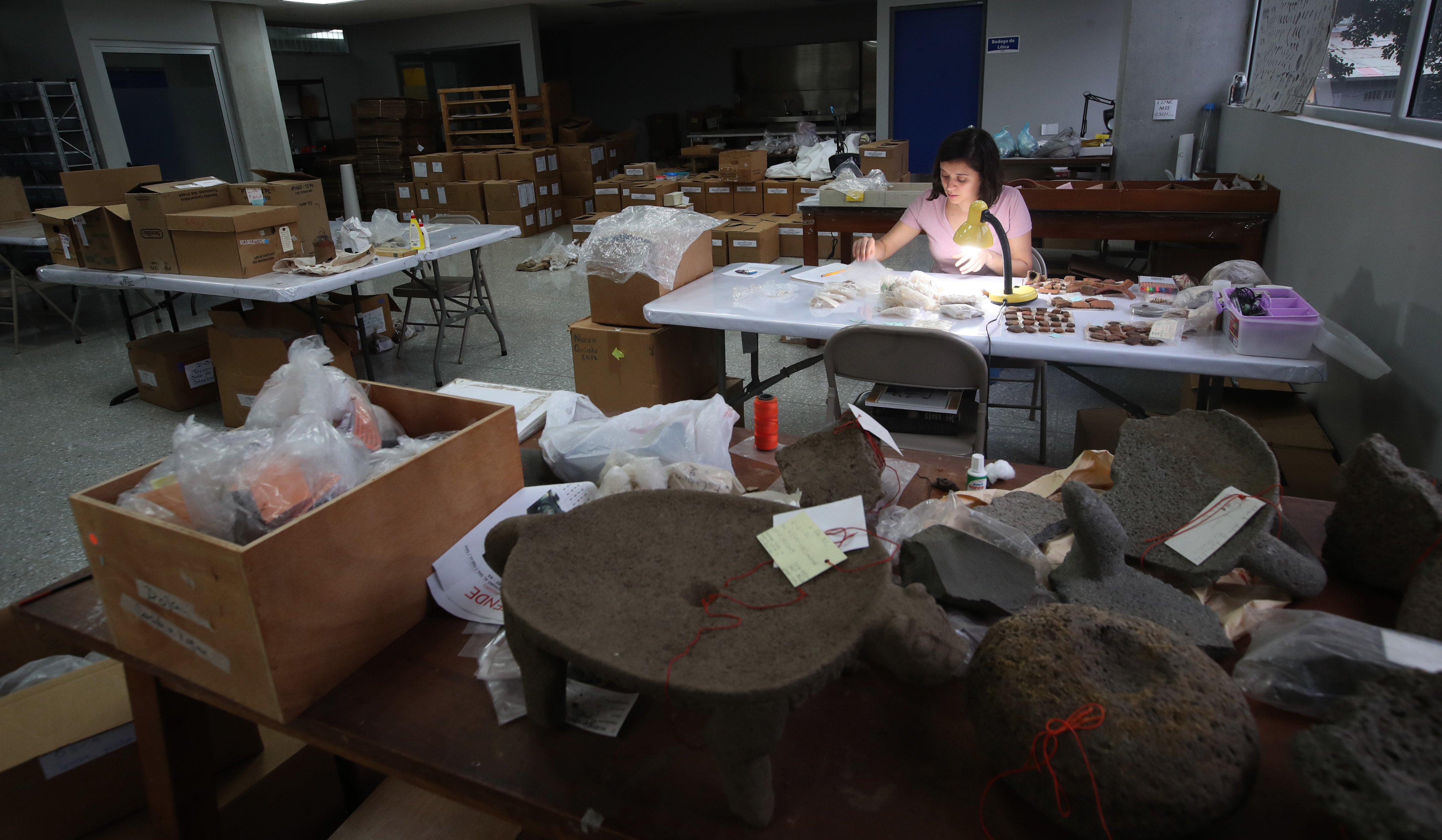 Nazareth Solís mientras clasifica y enumera las piezas de cerámica y piedra recién recolectadas durante una de las campañas de excavación realizada por estudiantes y profesores de la Universidad de Costa Rica.