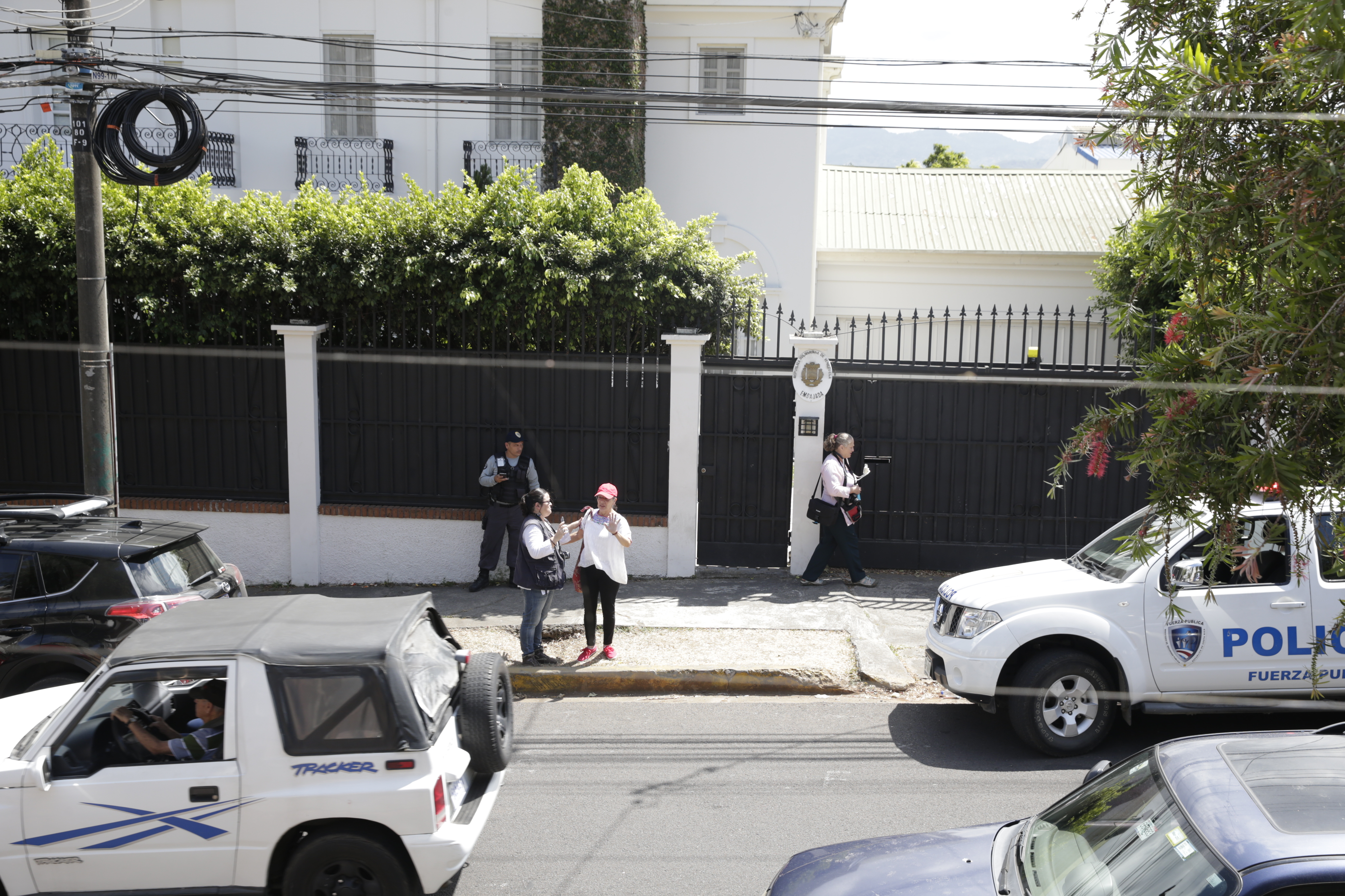 22/02/2019 Los Yoses, San José, Costa Rica. Embajada de la República bolivariana de Venezuela. Cuerpo Diplomático de Nicolás Maduro acompañando de abogados notarios intentan ingresar a la embajada de Venezuela pero no les abren. Intentan con la llave pero según dicen cambiaron la cerradura. Representado al gobierno de Nicolás Maduro: Norma Borges Fotografía: Alejandro Gamboa Madrigal.
