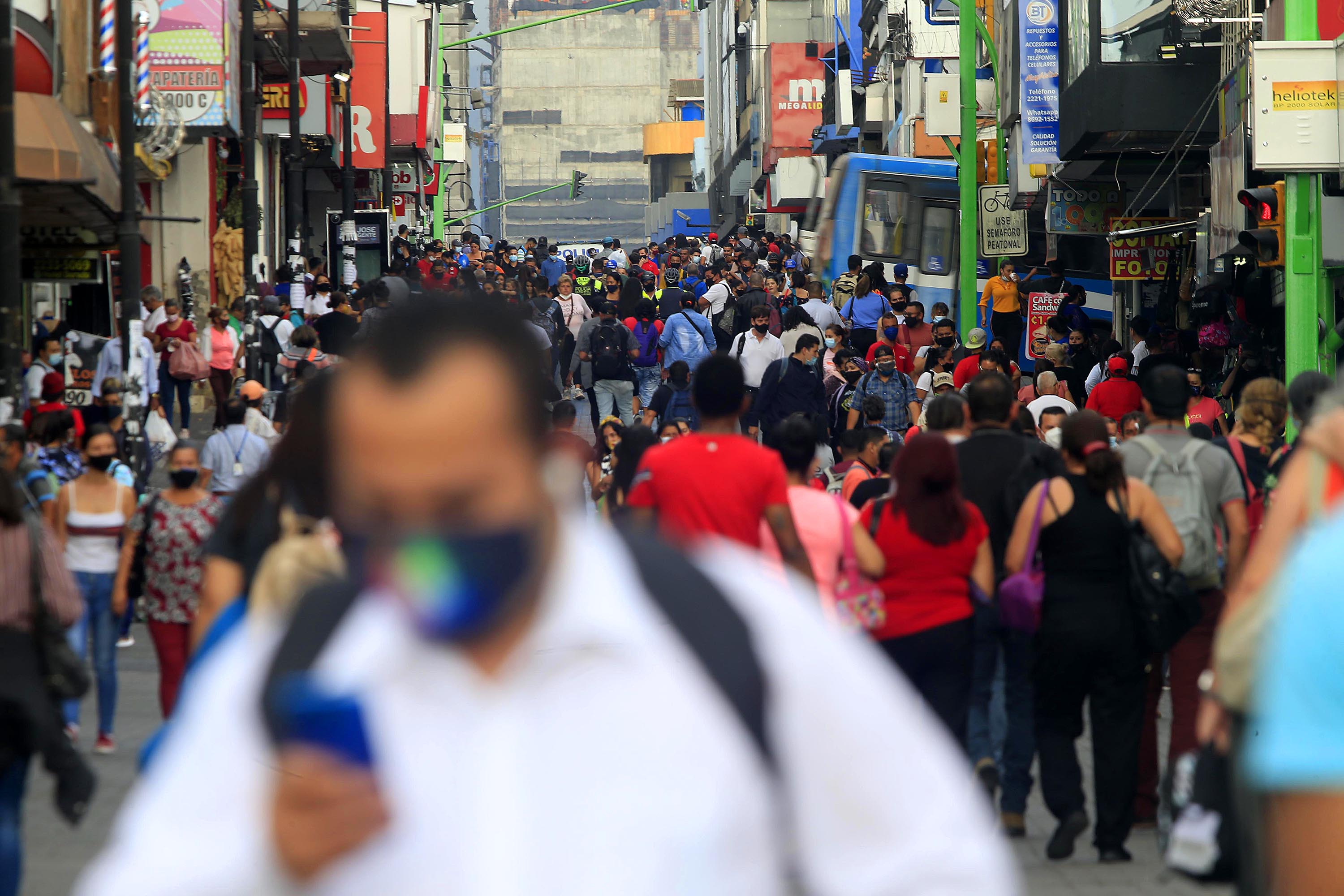 06/04/2021 San José, Avenida 4. Gente caminando por el centro de la capital. La mayoría de las personas usan adecuadamente la mascarilla pero otros ni siquiera la usan a pesar de que se mueven en medio de aglomeraciones. Muchos son trabajadores que regresan de su labor, y algunos de ellos son empleados públicos a propósito del proyecto de ley de empleo público que se tramita en la Asamblea Legislativa. Foto: Rafael Pacheco