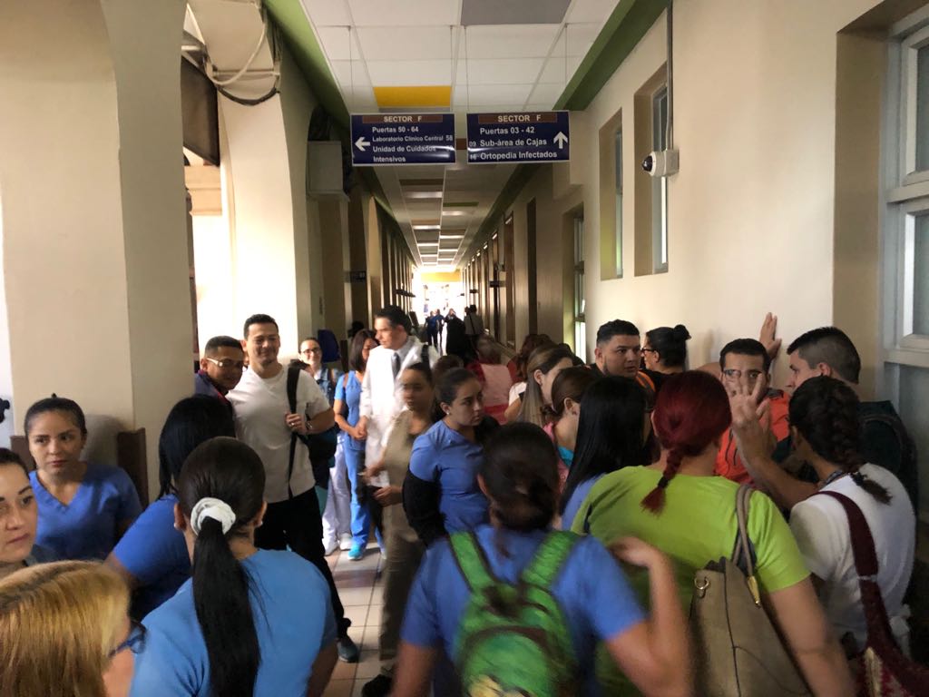 Parte del movimiento de funcionarios en el Hospital San Juan de Dios. Foto: Sinae para LN