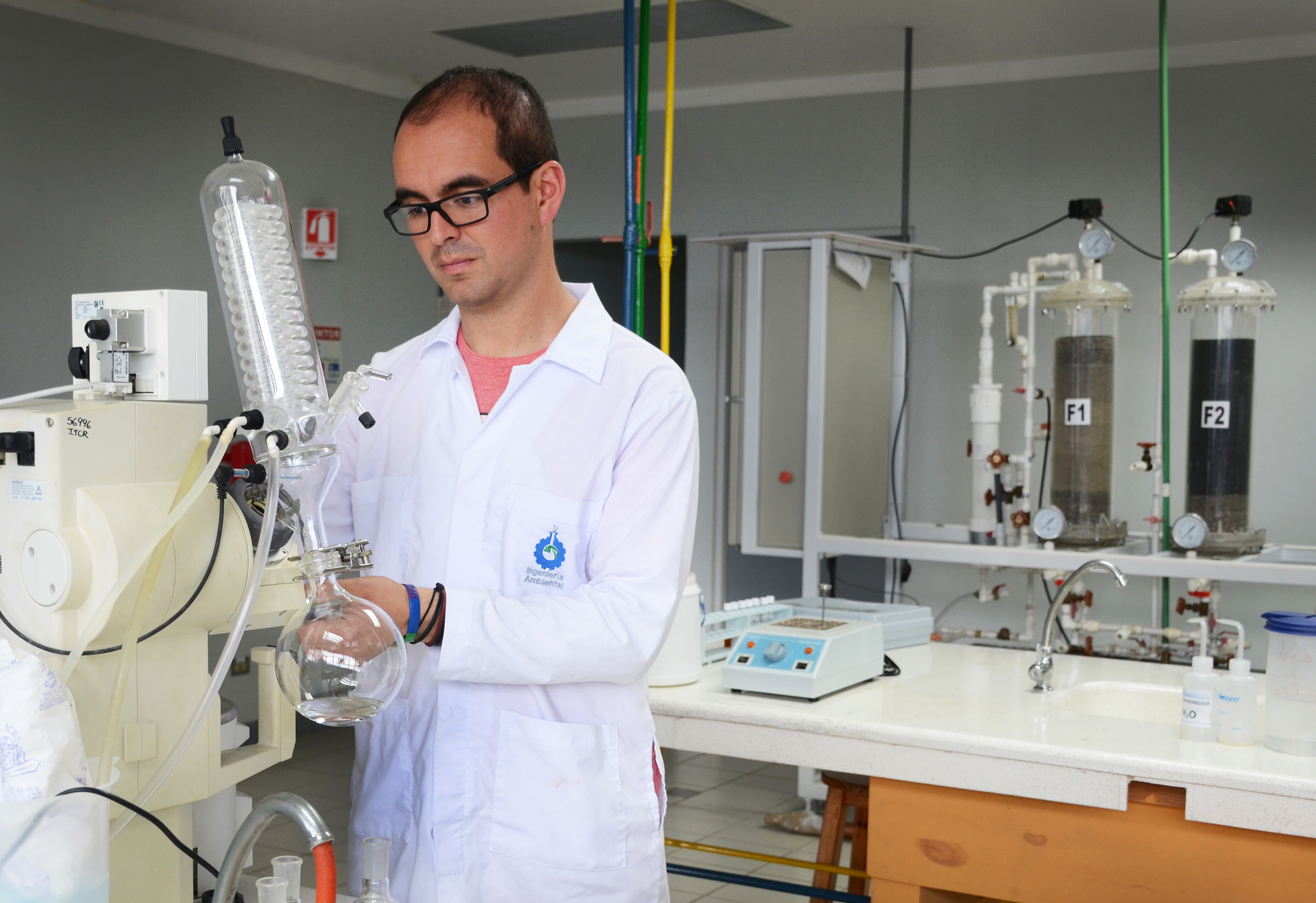 Actualmente, en la investigación del profesor Isaac Céspedes, trabaja un equipo interdisciplinario integrado por químicos, ingenieros eléctricos, físicos, matemáticos y bioquímicos.