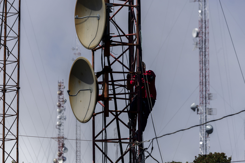 La precariedad de un grupo de trabajadores que da mantenimiento a las torres de transmisión de radio y televisión en la cima del volcán Irazú es captada por medio de la palabra y la fotografía por Paulo Ruiz Cubillo, vulcanólogo de la Escuela Centroamericana de Geología de la Universidad de Costa Rica (UCR)