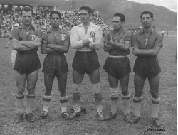 Rey Orozco (derecha) en la Sele de 1955, en Honduras. Con él, los también libertos Jorge Palmareño Solís, Carlos Vivó Gobán, Hernán Alvarado y Mardoqueo González. Primera “Sele”. |
ARCHIVO /LA NACIÓN