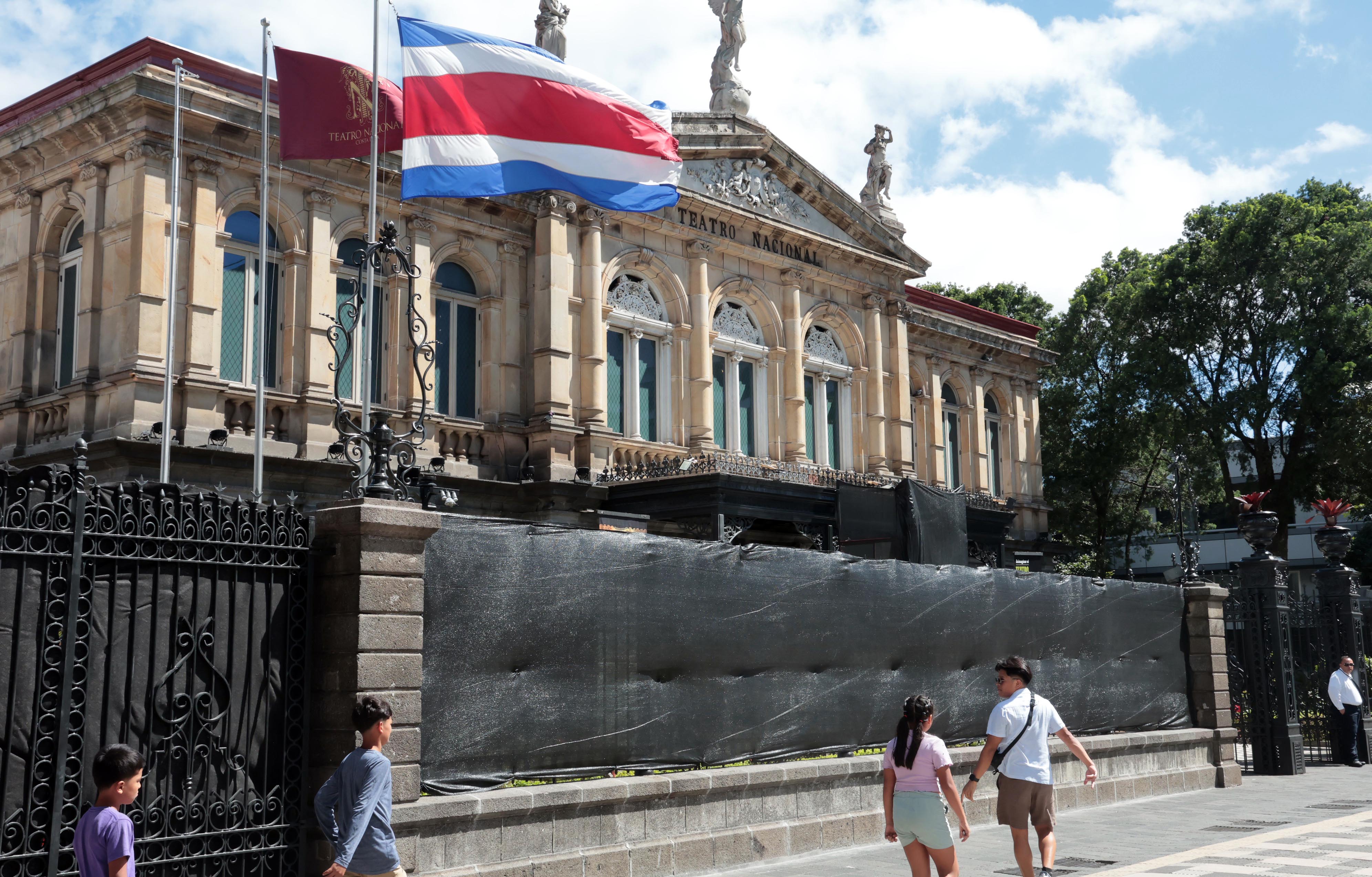 Contrato para restaurar puertas y muros del Teatro Nacional carecía de garantía de cumplimiento, dice funcionario  