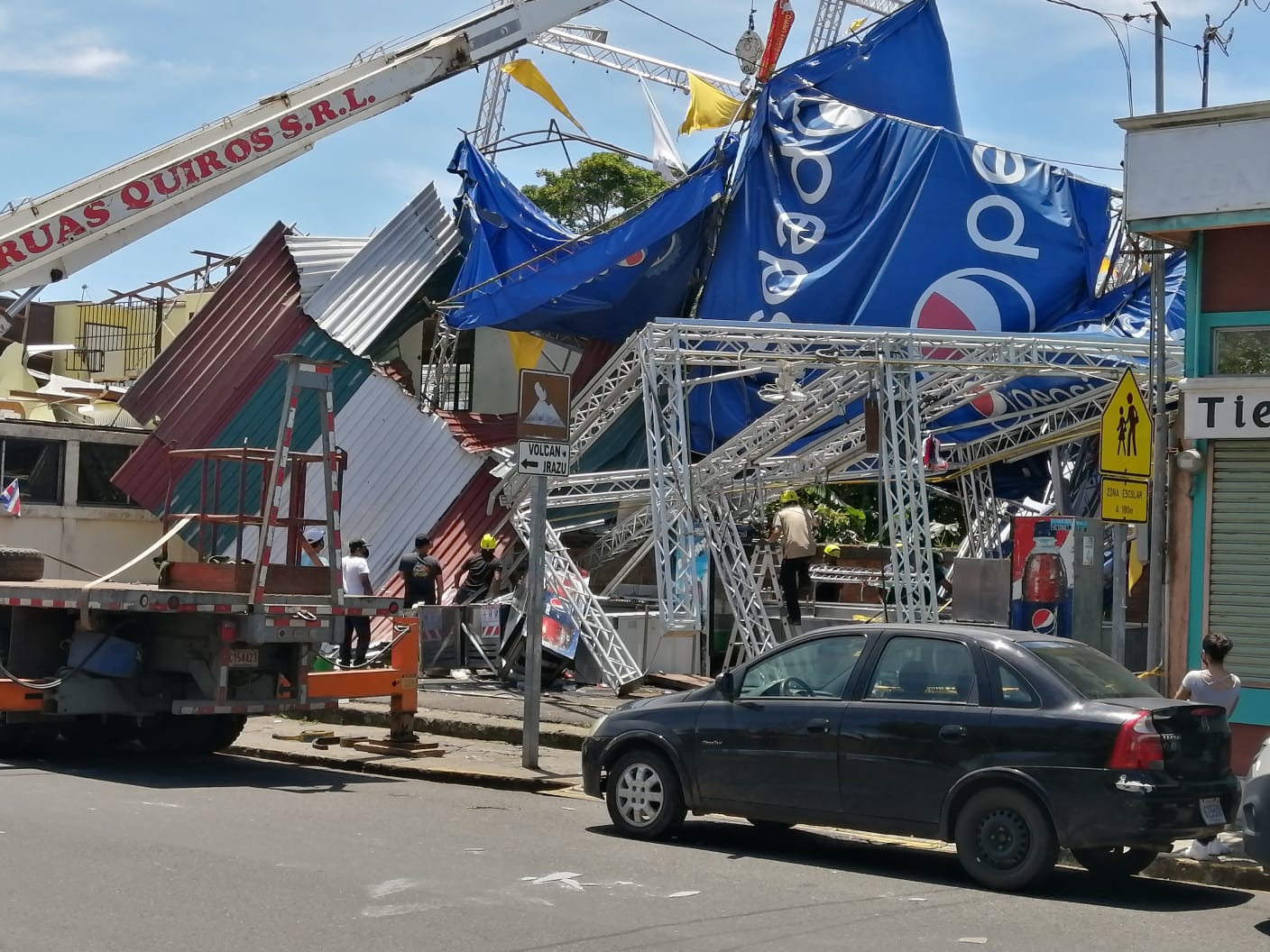Con una grúa, en este local comercial de Franco Angulo , cerca de la basílica de Los Angeles, se removían escombros. Foto: Keyna Calderón.