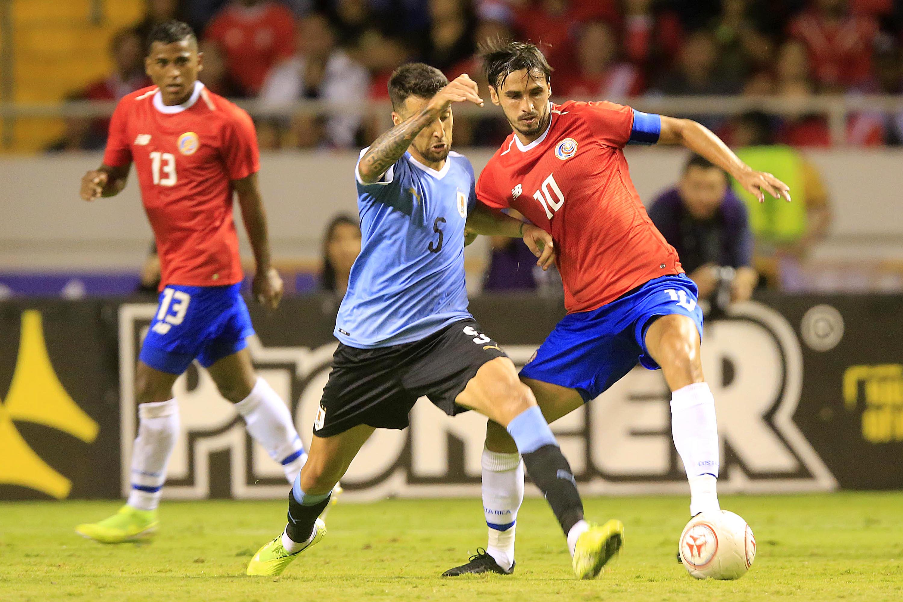 06/09/2019 Estadio Nacional, La Sabana. La Selección Nacional de Costa Rica recibió a su similar de Uruguay, en partido de fogueo. Bryan Ruiz (10) se fajó en la meda cancha con Matías Vecino (5). Foto: Rafael Pacheco