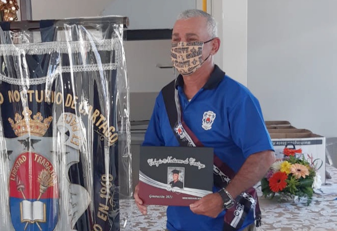 Rafael Antonio Sánchez Orozco, de 63 años, asistió con uno de sus hijos a la graduación. Fotos cortesía