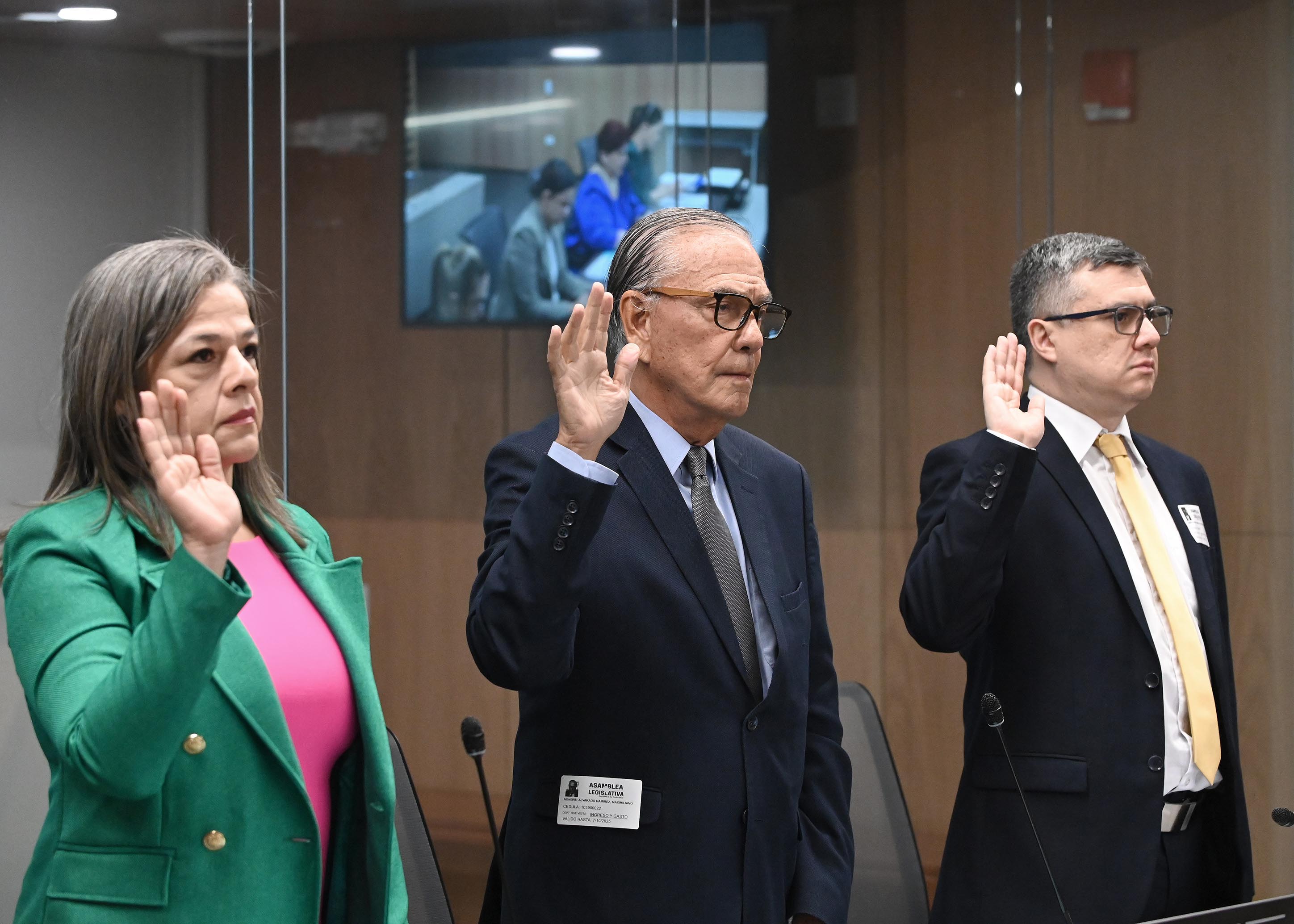 10 de julio del 2025. Asamblea Legislativa. 13:00 hrs. La Junta Directiva del Banco Nacional comparece ante la comisión legislativa de control de ingreso y gasto. Maximiliano Alvarado Ramírez (presidente), Noylin Cruz Suárez (vicepresidenta), Rolando Saborío Jiménez (secretario) y los directores María Brenes Quesada, María del Milagro Solórzano León, Anabelle Chaves Soto y Randall Monge Saborío. En la foto: Directivos respondieron las consultas de los diputados. Maximiliano Alvarado (izq) conversa con Rolando Saborío. Foto: Albert Marín