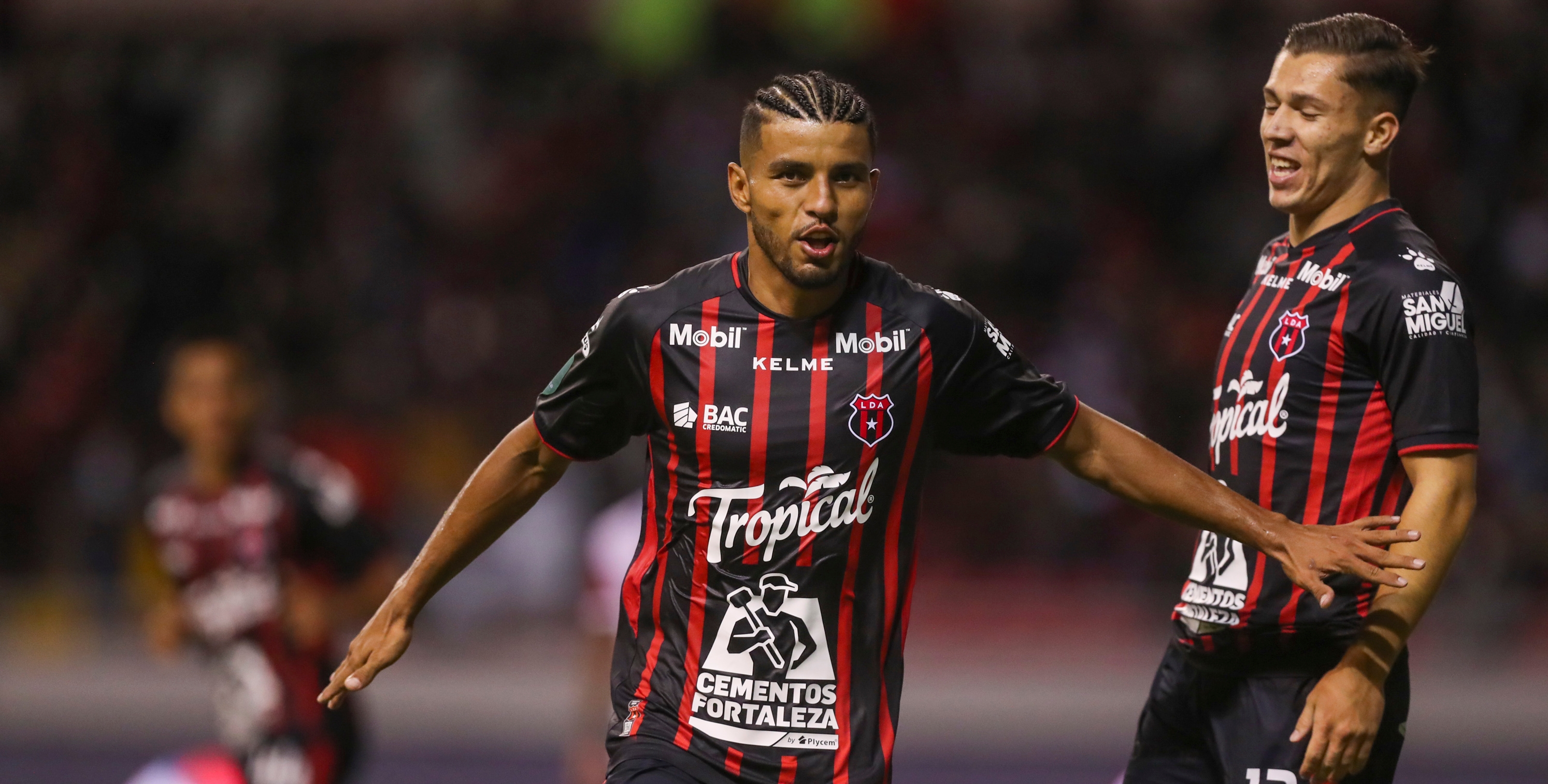 Johan Venegas se lució el miércoles con un gol de chilena.