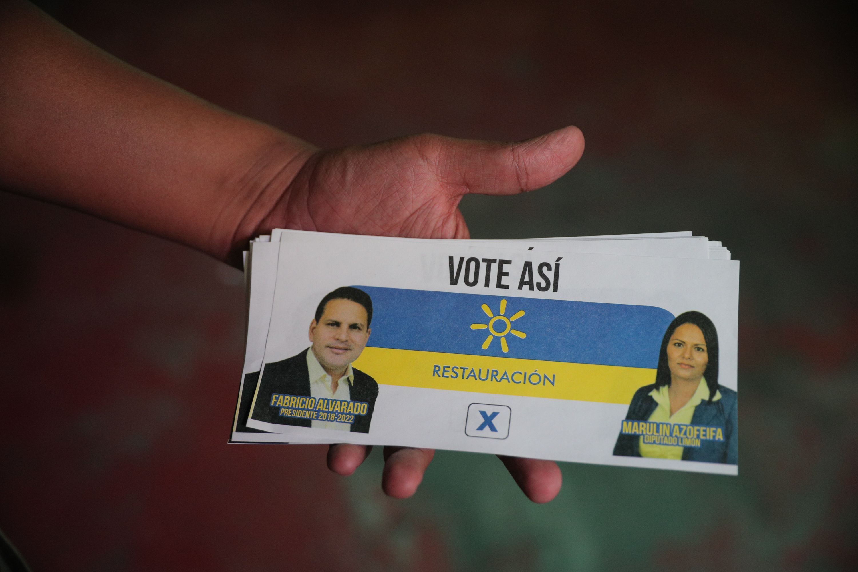 7/2/2018. Limon. Gira por la provincia de Limon, donde la proliferacion de iglesias y templos evangelicos es superior a las que se encuentran en el area metropolitana segun estudios del Programa Latinoamericano de Estudios Sociorreligiosos ( Prolades ). En la foto propaganda del partido Renovacion Nacional que fue llevada a una de las iglesias de Guapiles, segun el Pastor no fue repartida a los asistentes. Foto jeffrey zamora