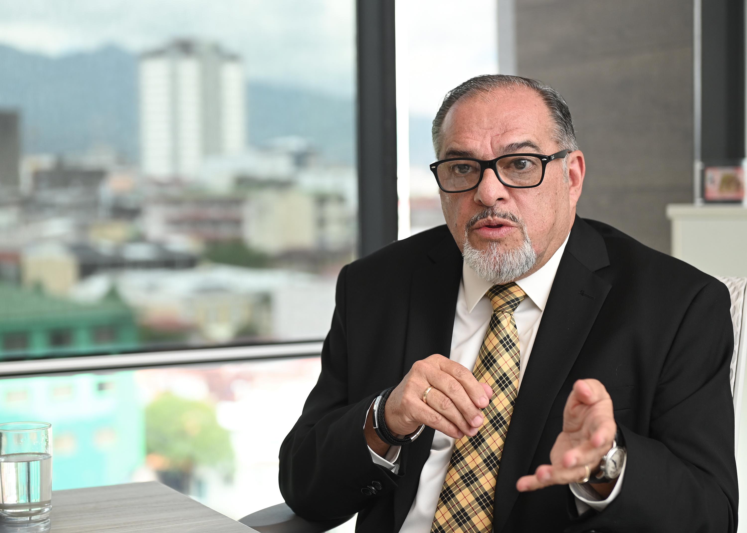 02 de junio del 2025. Superintendencia de Pensiones. San José. 10:00 hrs. Entrevista al superintendente de pensiones Hermes Alvarado para la sección de economía de La Nación. En la foto: Hermes Alvarado habló sobre la situación actual de los regímenes de pensiones y su impacto a futuro sobre la poblacieon. También explicó cual será su posición desde la superintendencia. Foto: Albert Marín .