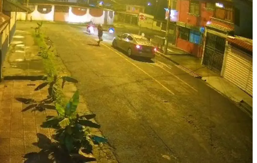 El lunes, a eso de las 10:46 p. m. dos motorizados se atravesaron frente a un automóvil y uno de los sujetos disparó al menos siete veces contra el conductor sin lograr impactarlo en San Sebastián, San José. Foto: Cortesía.