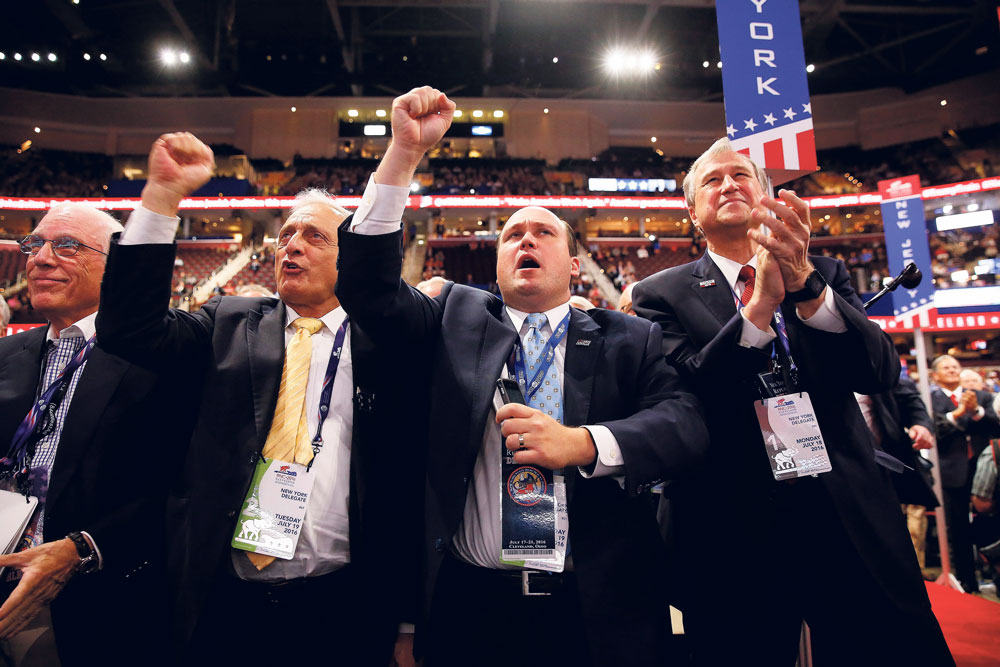 Delegados de Nueva York aclaman a Donald Trump por su nominación en el segundo día de la Convención Nacional Republicana 2016 en el Quicken Loans Arena en Cleveland.