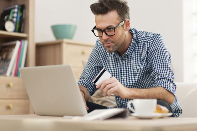 PayPal ofrece el servicio de pagos en línea, que permite a los clientes de una empresa comprar en Internet y cancelar a través del servicio de la firma estadounidense. El empresario local retira los fondos o los traslada a la cuenta de su banco. Actualmente sólo se puede utilizar con el Banco Nacional en Costa Rica.