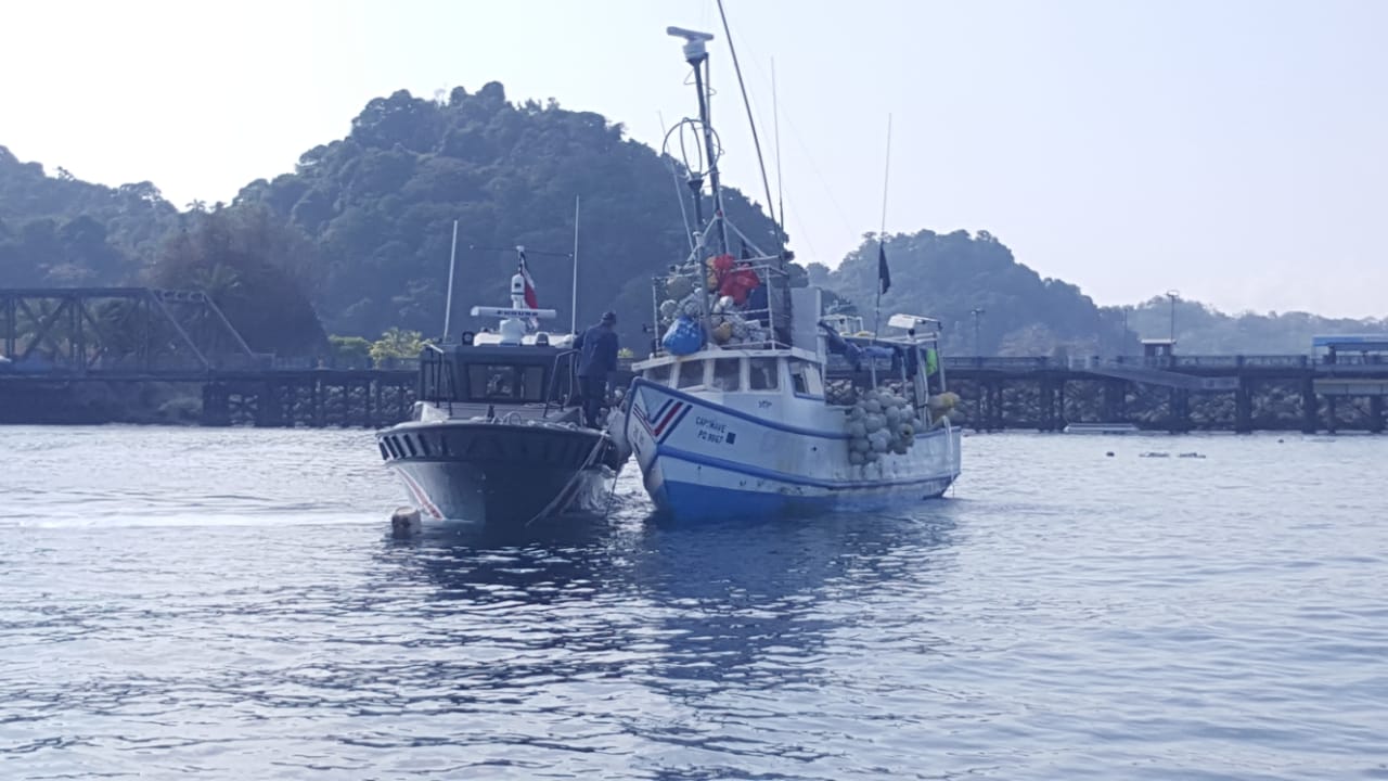 Oficiales del Organismo de Investigación Judicial (OIJ) de Quepos y Puntarenas en conjunto con el Servicio Nacional de Guardacostas (SNG) interceptaron esta madrugada un barco pesquero el cual tenía en bodegas 1.200 kilos de cocaína.
La captura se ejecutó cuando la embarcación matrícula PQ-8867, con el nombre Cap Mave, se encontraba en labores de aproximación al muelle de Quepos, en aguas del oceáno Pacífico. Foto de Andrés Garita