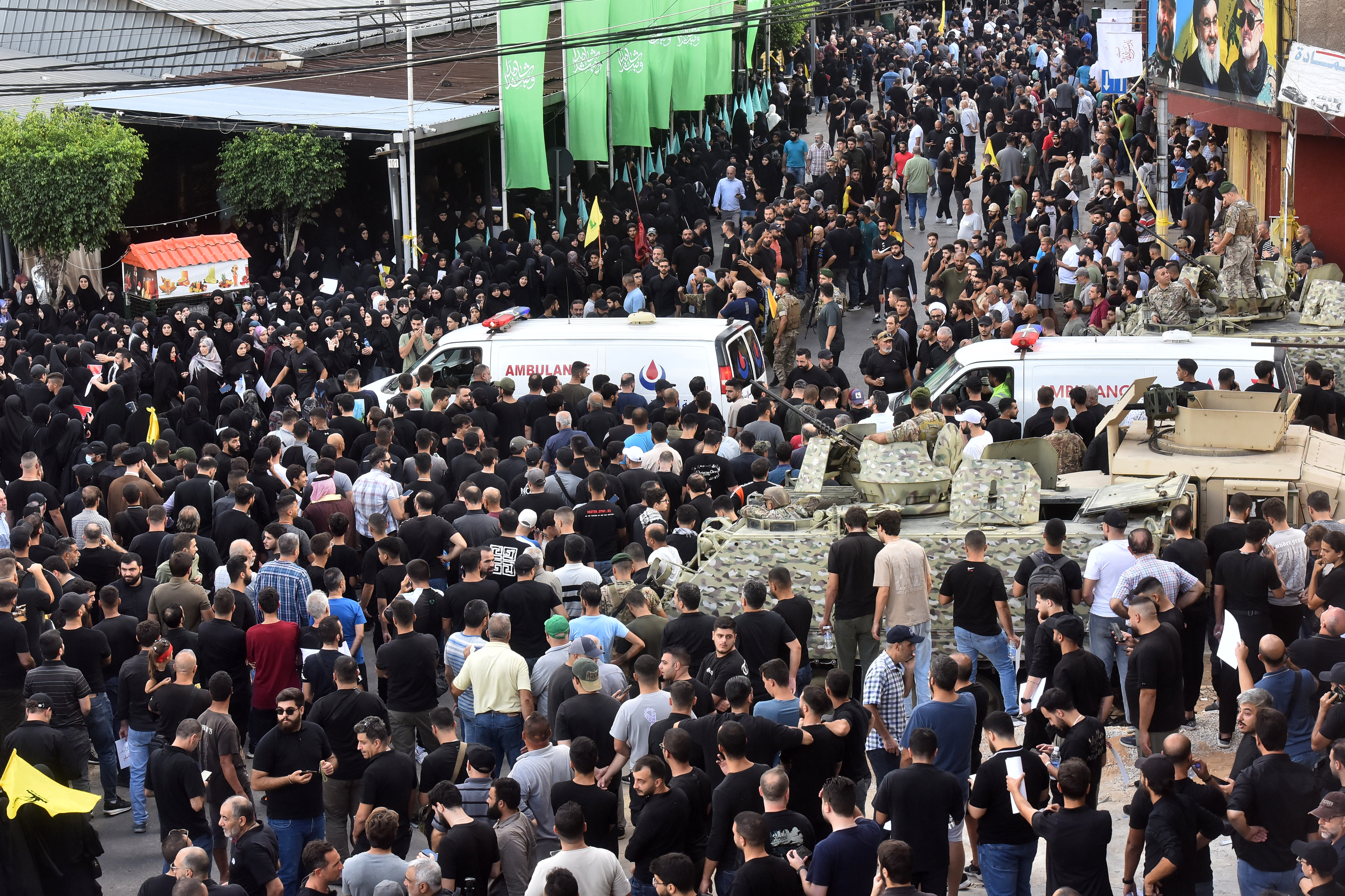 Ambulancias llegan tras la explosión de un dispositivo durante el funeral de las personas fallecidas cuando cientos de dispositivos buscapersonas explotaron en una oleada mortal en todo el Líbano el día anterior.