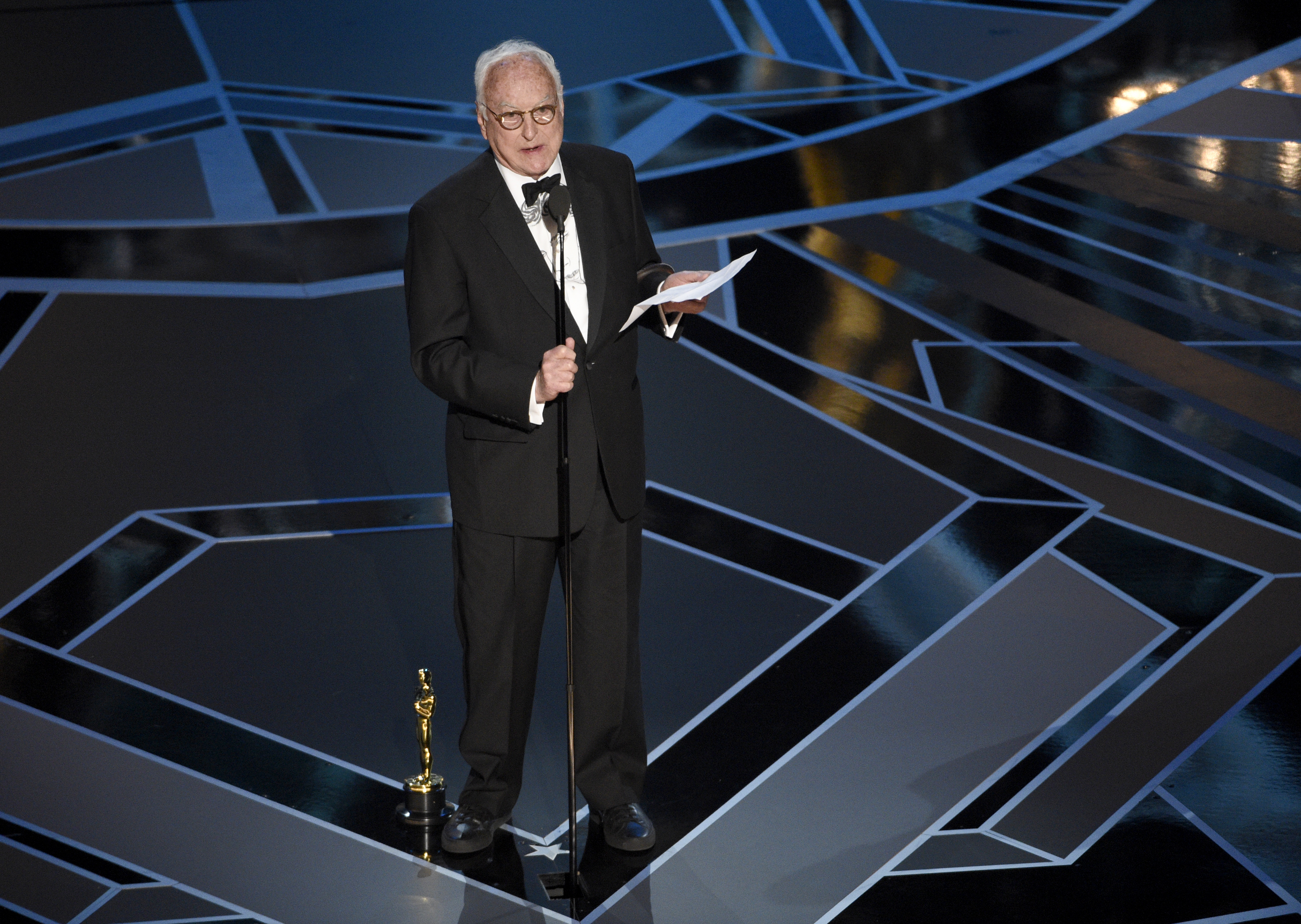 James Ivory recibió el premio en la categoría mejor guion adaptado por "Call Me by Your Name". Foto: AP.